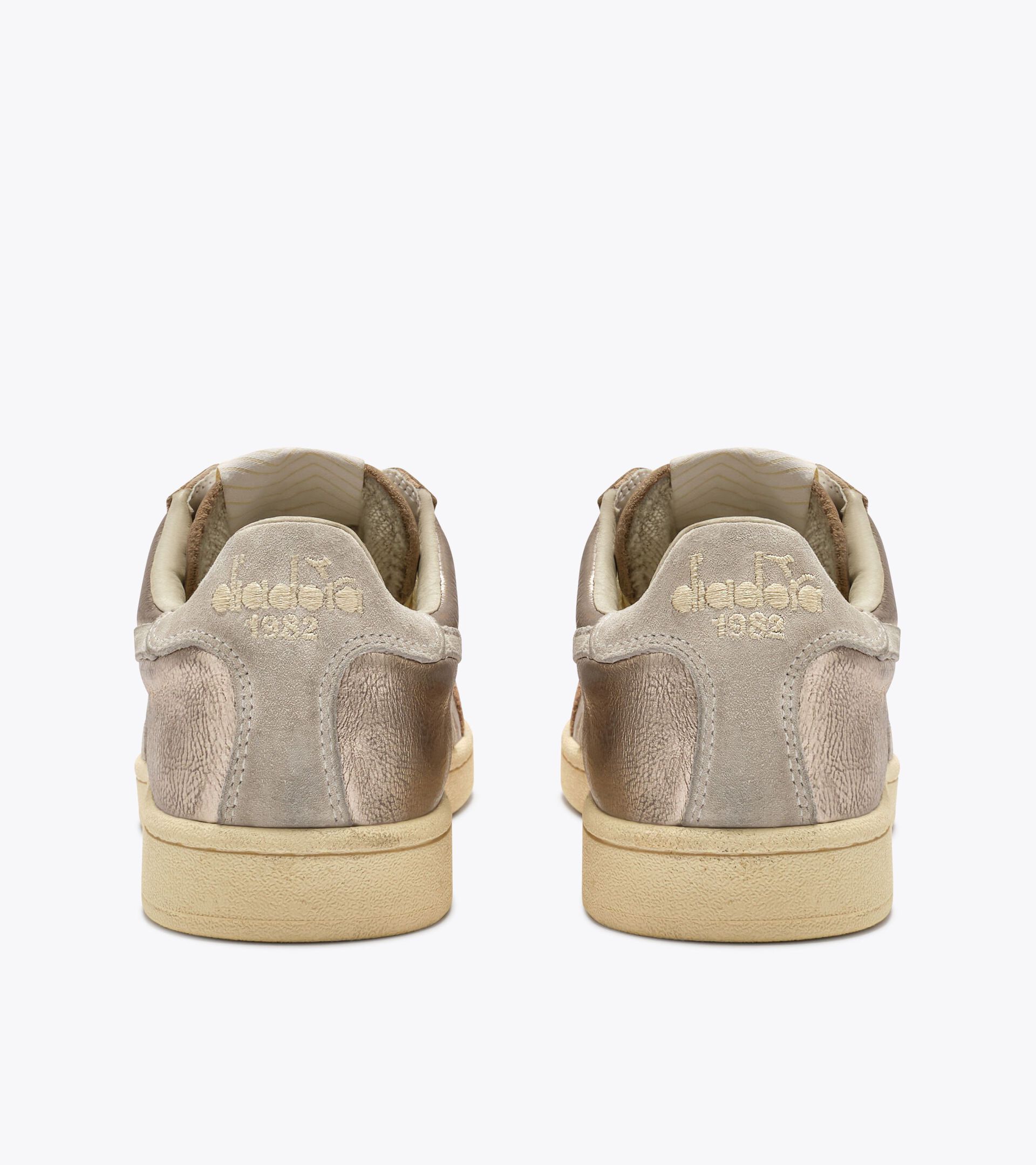 Zapatilla Heritage de piel metalizada - Para todos los g&eacute;neros
 PRESTIGE METAL USED BEIGE/BIANCO - Diadora