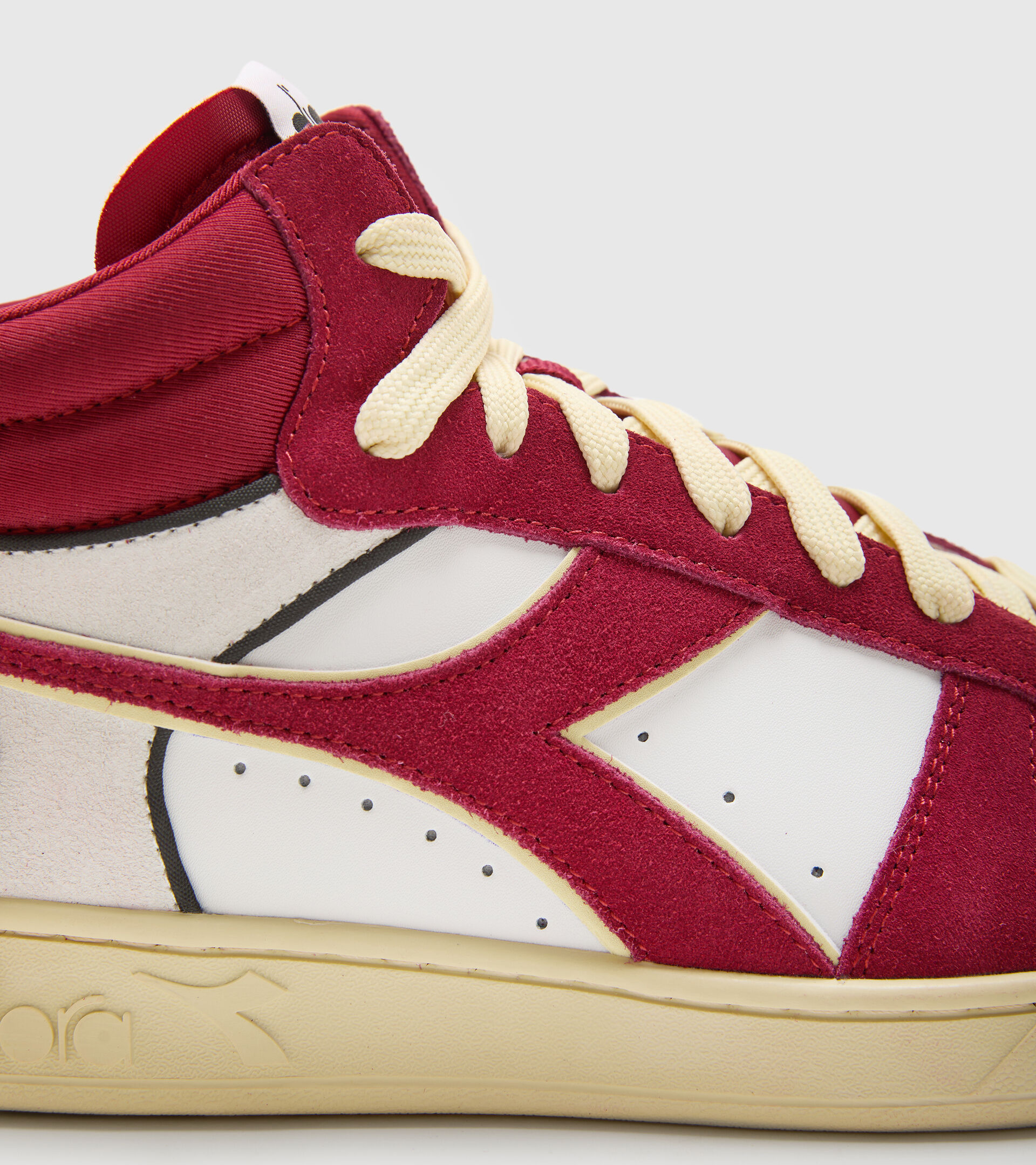 Sports shoe - Unisex MAGIC BASKET DEMI CUT SUEDE LEATHER RHUBARB/WHITE - Diadora