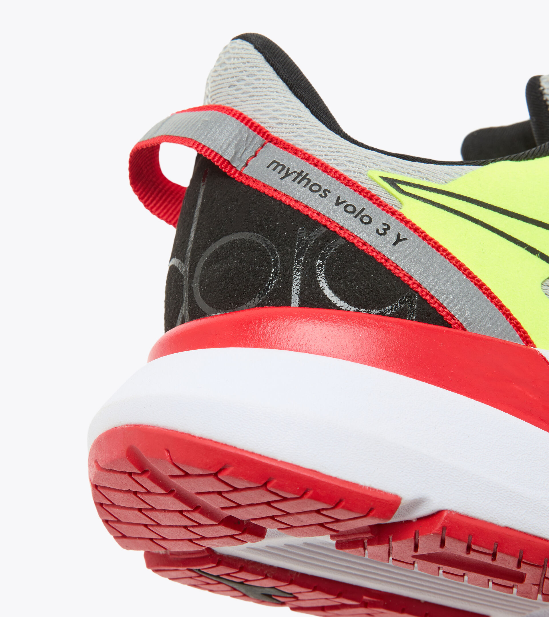 Junior running shoes - Unisex
MYTHOS VOLO 3 Y SILVER/BLACK/YELLOW FL DD - Diadora