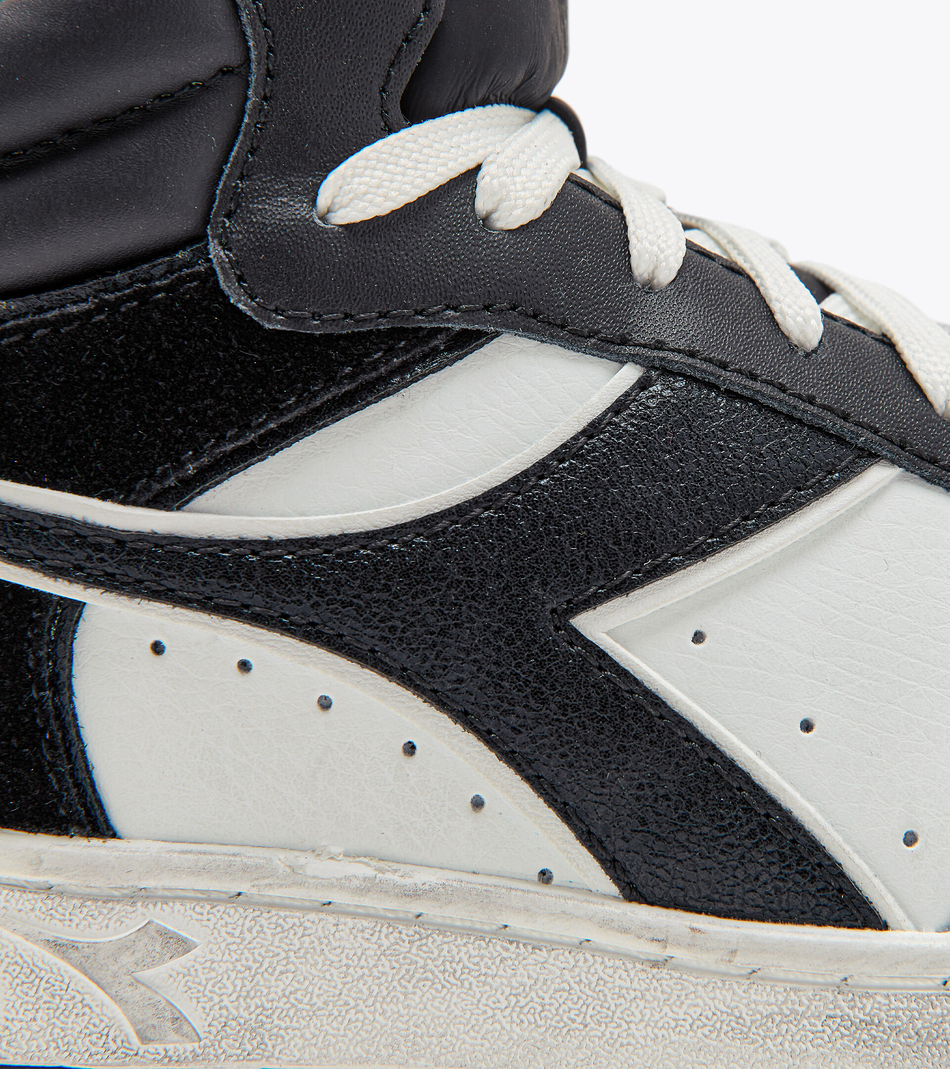 Sports shoes - Women
MAGIC BASKET DEMI METAL WN BLACK /WHITE - Diadora