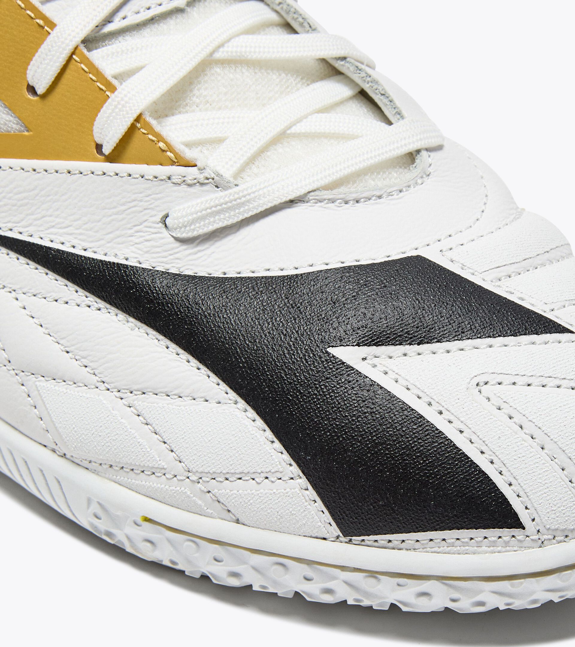 Bota de fútbol sala - Suela específica para superficies de interior o parqué - Hombre
 BRASIL SALA ELITE ID WHITE/BLACK/METALLIC GOLD - Diadora