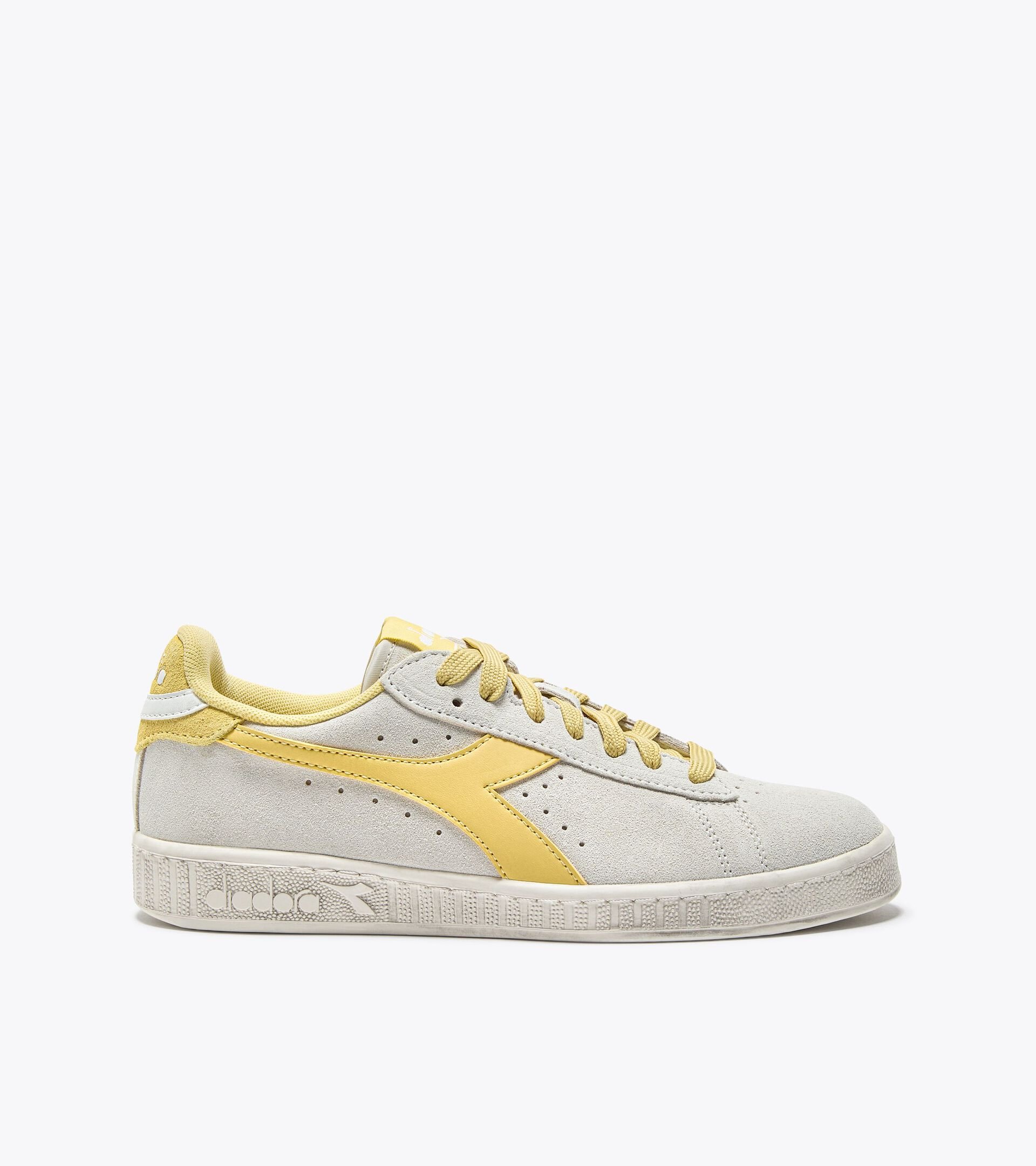 Sporty sneakers - All-Gender GAME L LOW SUEDE WAXED WHITE/CORNSILK - Diadora