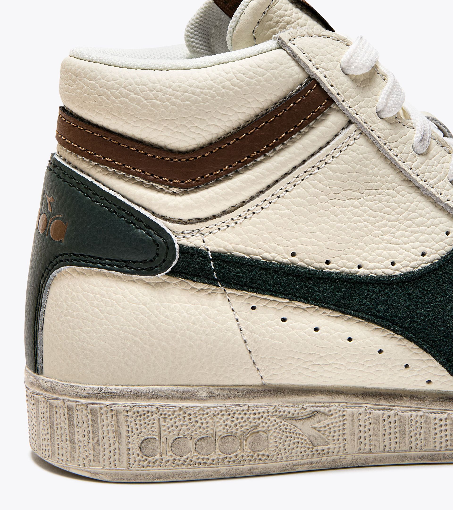 Sporty sneakers - All-Gender GAME L HIGH WAXED SUEDE POP SCARAB - Diadora