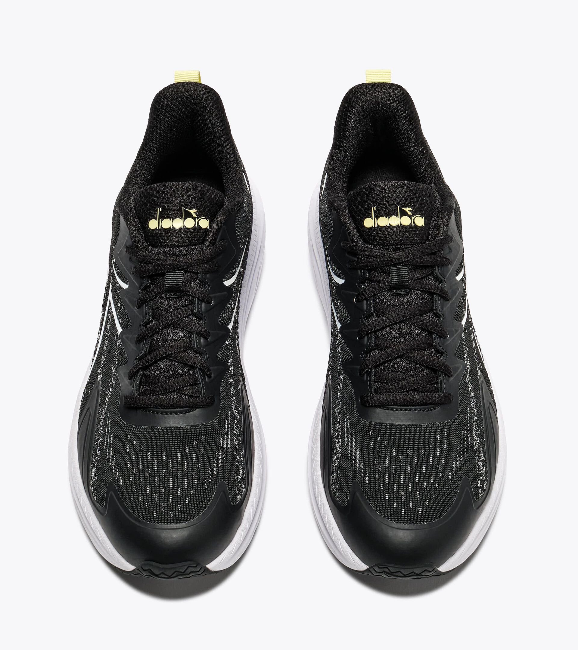 Walking shoe - Men&rsquo;s
 PASSO 6 BLACK/WHITE (C7406) - Diadora