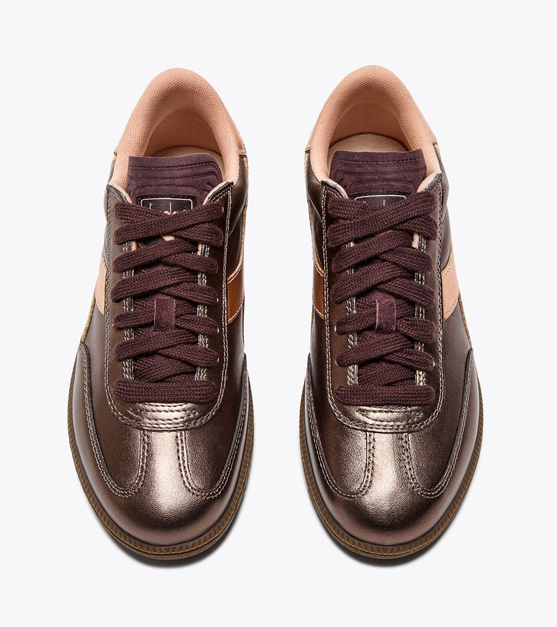 Zapatilla de piel metalizada - Para todos los géneros
TRAINER METALIZED VIOLA CHOCOLATA - Diadora