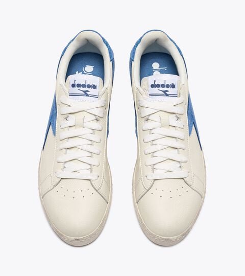 GAME L LOW WAXED SUEDE POP, BIANCO/BLU JEANS LAVATO Chaussures de sportswear - Genre neutre GAME L LOW WAXED SUEDE POP BIANCO/BLU JEANS LAVATO - Diadora