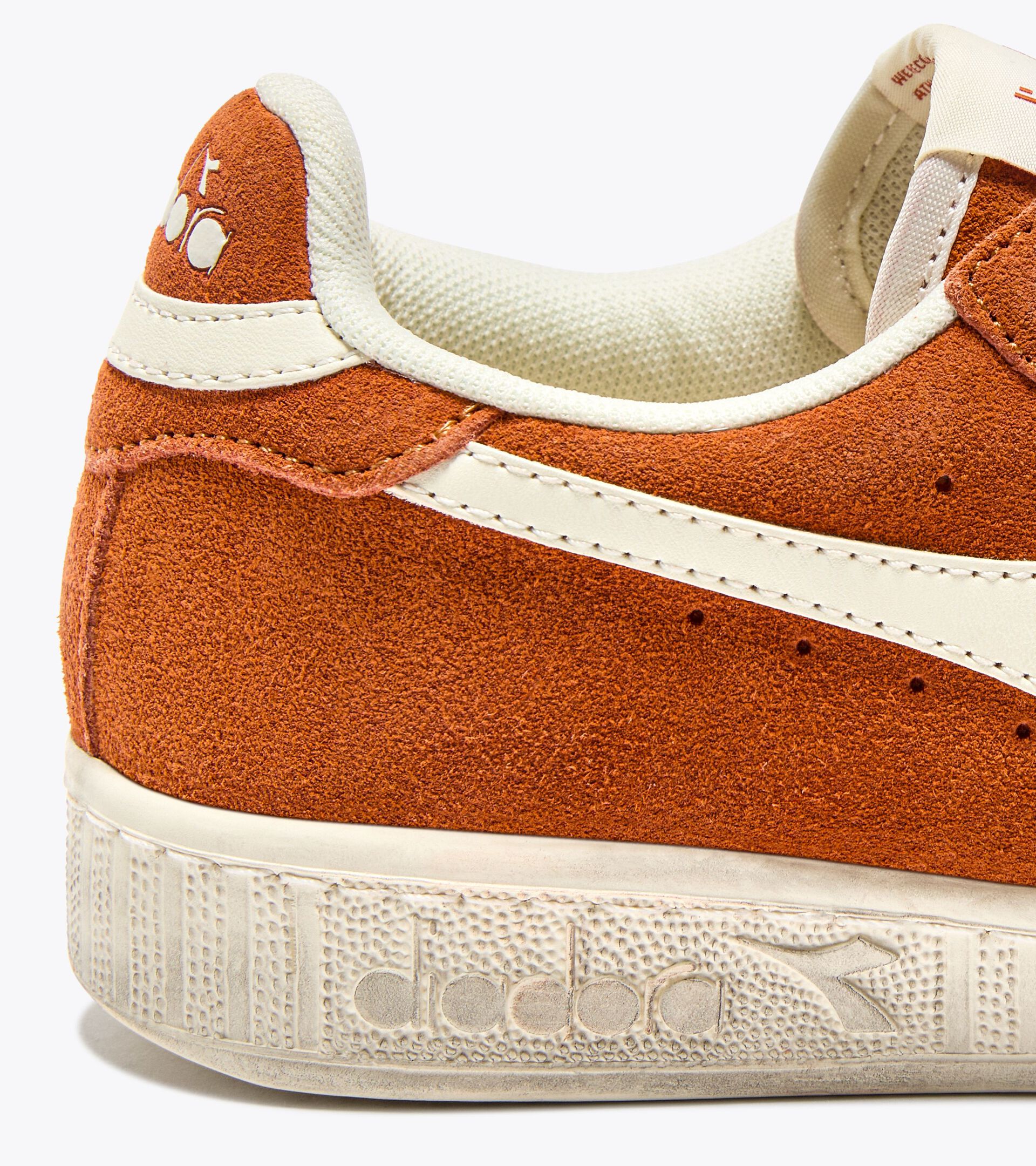 Sporty sneakers - All-Gender GAME L LOW SUEDE WAXED CORAL GOLD - Diadora
