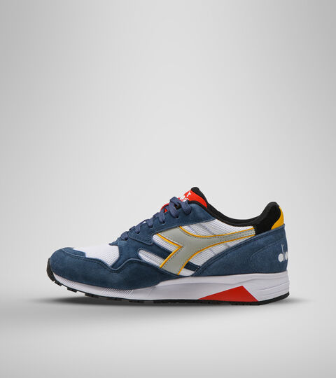 N902 S, BL DENIM FONCE/BLC/ROUGE ARDEN Chaussures de sport - Unisexe N902 S BL DENIM FONCE/BLC/ROUGE ARDEN - Diadora