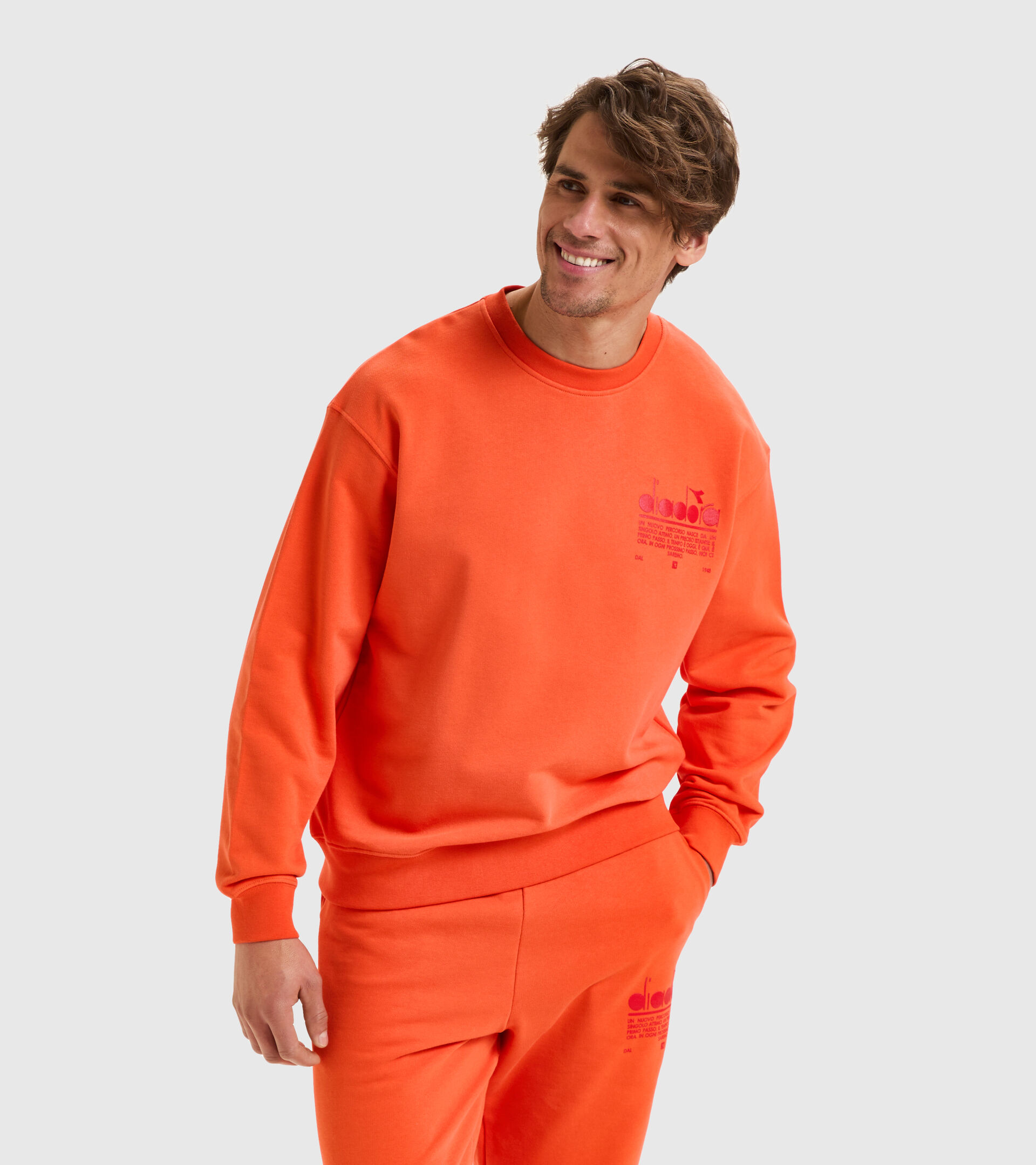 Sweat-shirt ras-de-cou en Coton - Unisexe SWEATSHIRT CREW MANIFESTO ORANGE VERMEIL - Diadora