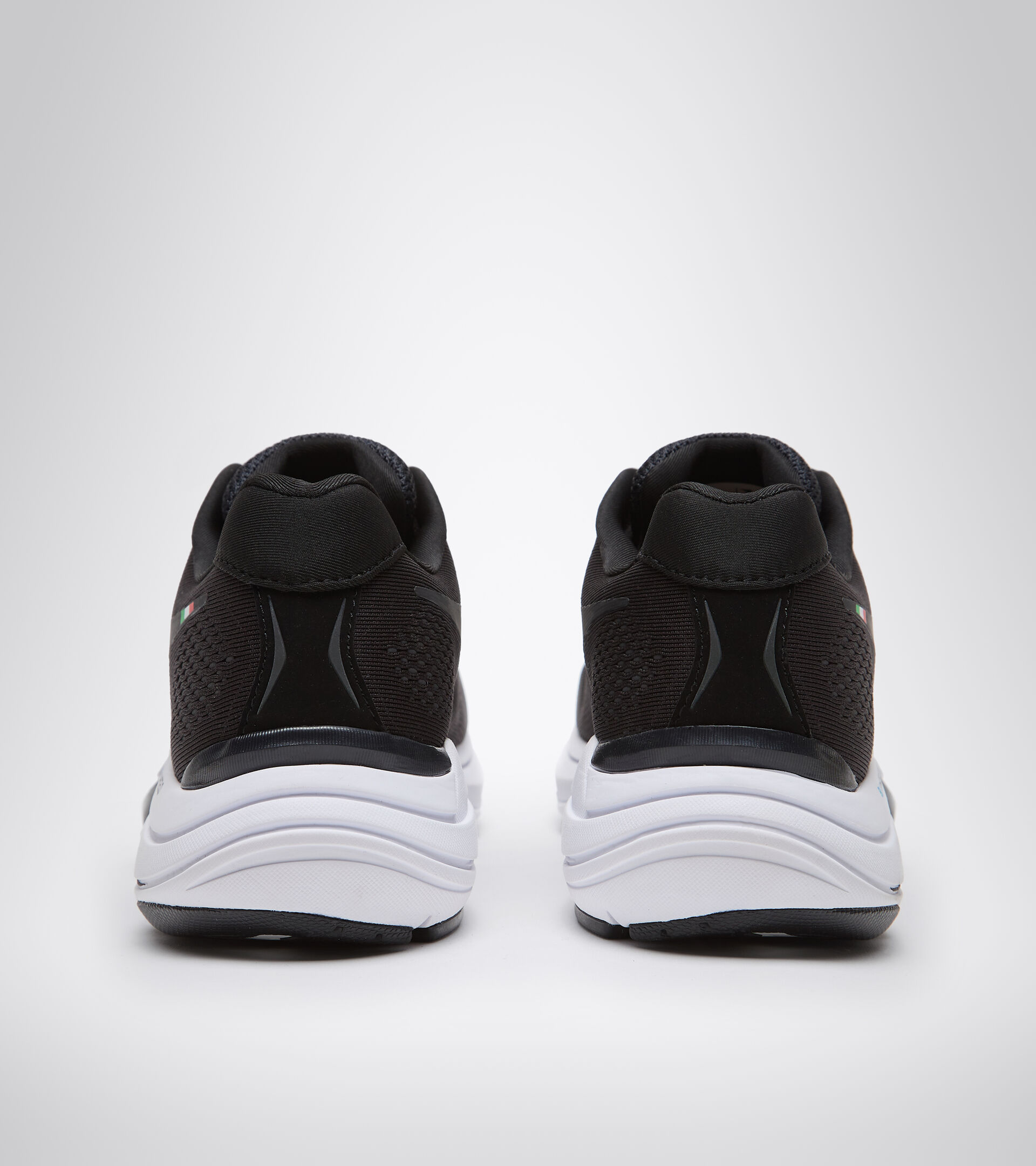 Running shoes - Men MYTHOS BLUSHIELD 7 VORTICE HIP W BLACK/WHITE (C7406) - Diadora