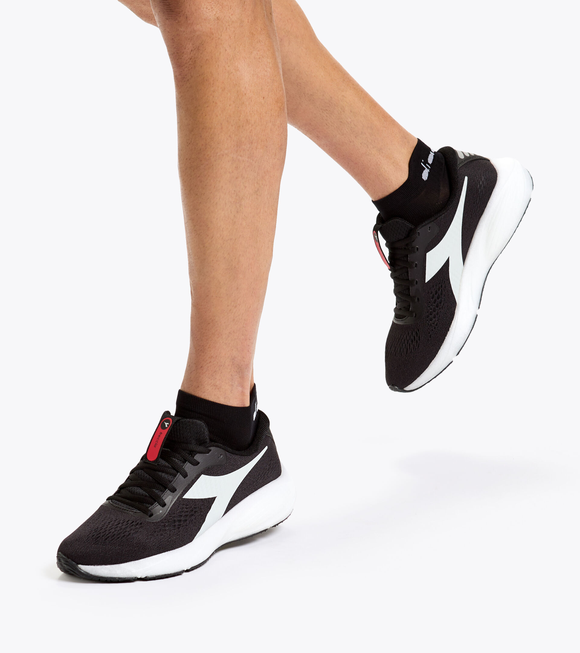Running shoes - Men FRECCIA BLACK/WHITE/FER.RED ITALY - Diadora