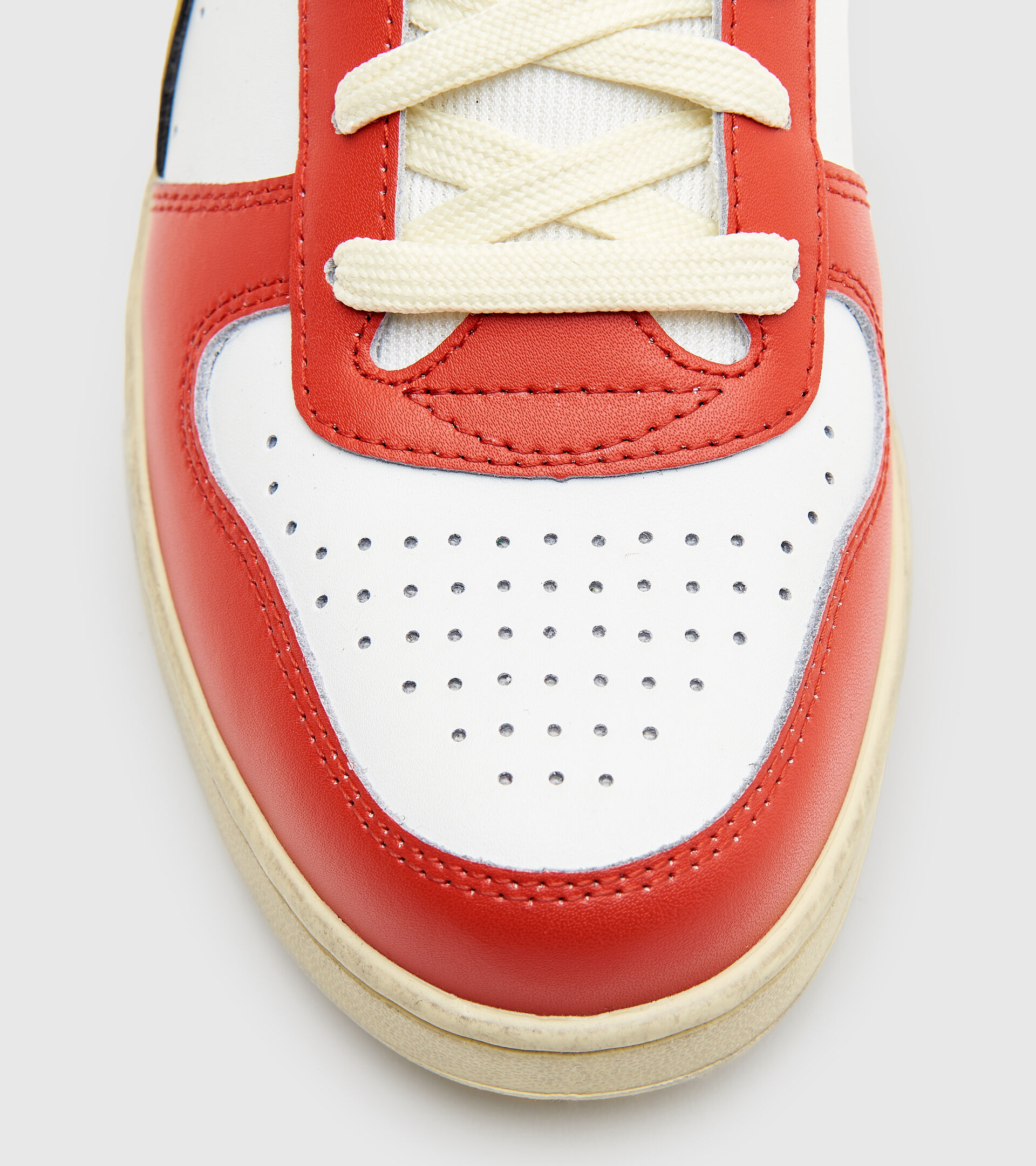 Sports shoe - Unisex MAGIC BASKET LOW ICONA WHITE/FERRARI RED ITALY - Diadora