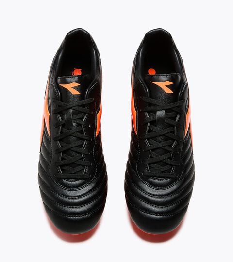 Bota de f&uacute;tbol para superficies blandas/mojadas - Hombre BRASIL CLUB SG NERO/ROSSO FLUO - Diadora