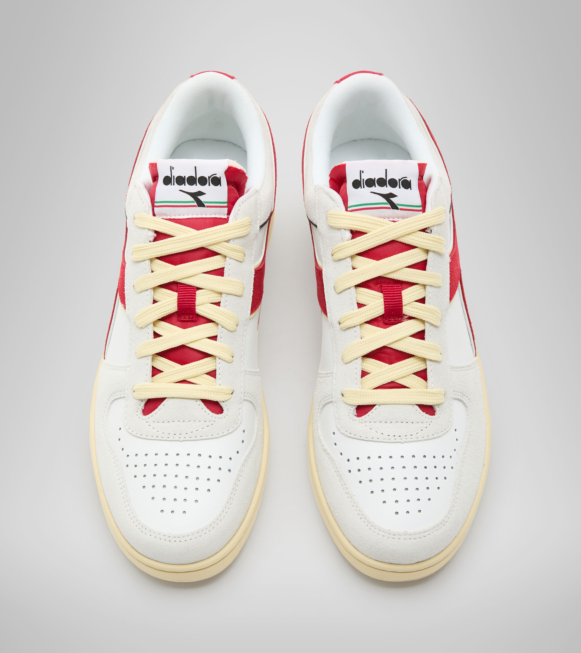 Sporty sneakers - Unisex MAGIC BASKET LOW SUEDE LEATHER WHITE/CHILI PEPPERS/WHITE - Diadora