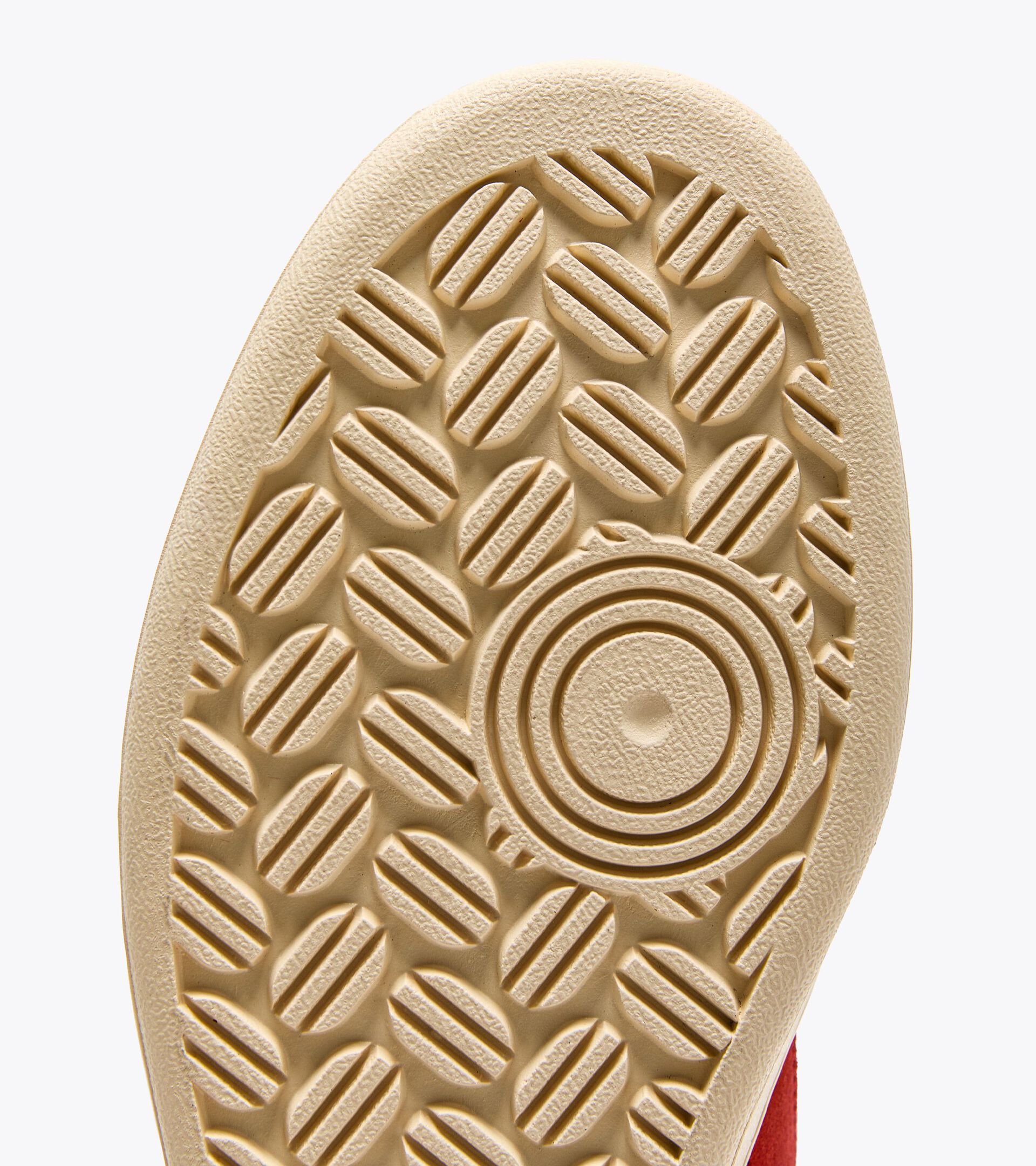 Sporty sneakers - All-Gender MAGIC BASKET LOW SUEDE LEATHER WHITE/FERRARI RED ITALY - Diadora