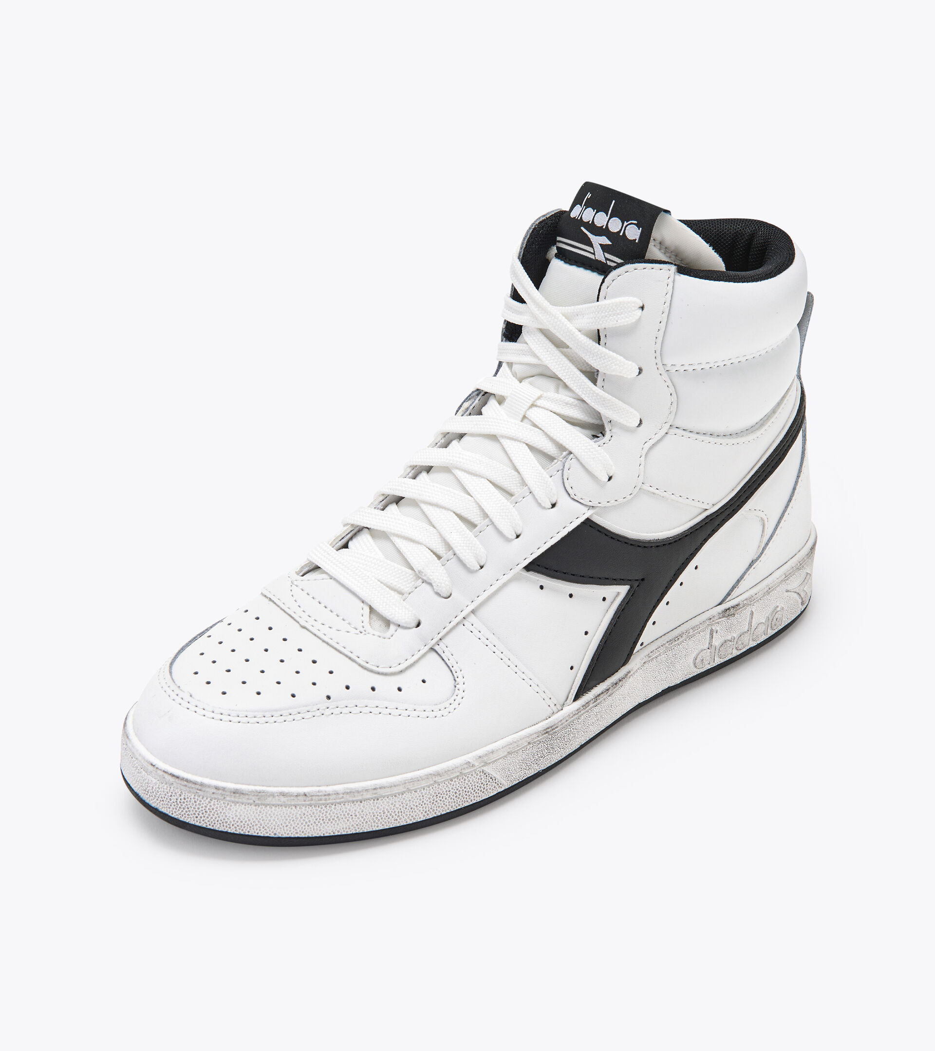 Sporty sneakers - All-Gender MAGIC BASKET MID ICONA WHITE/WHITE/BLACK - Diadora