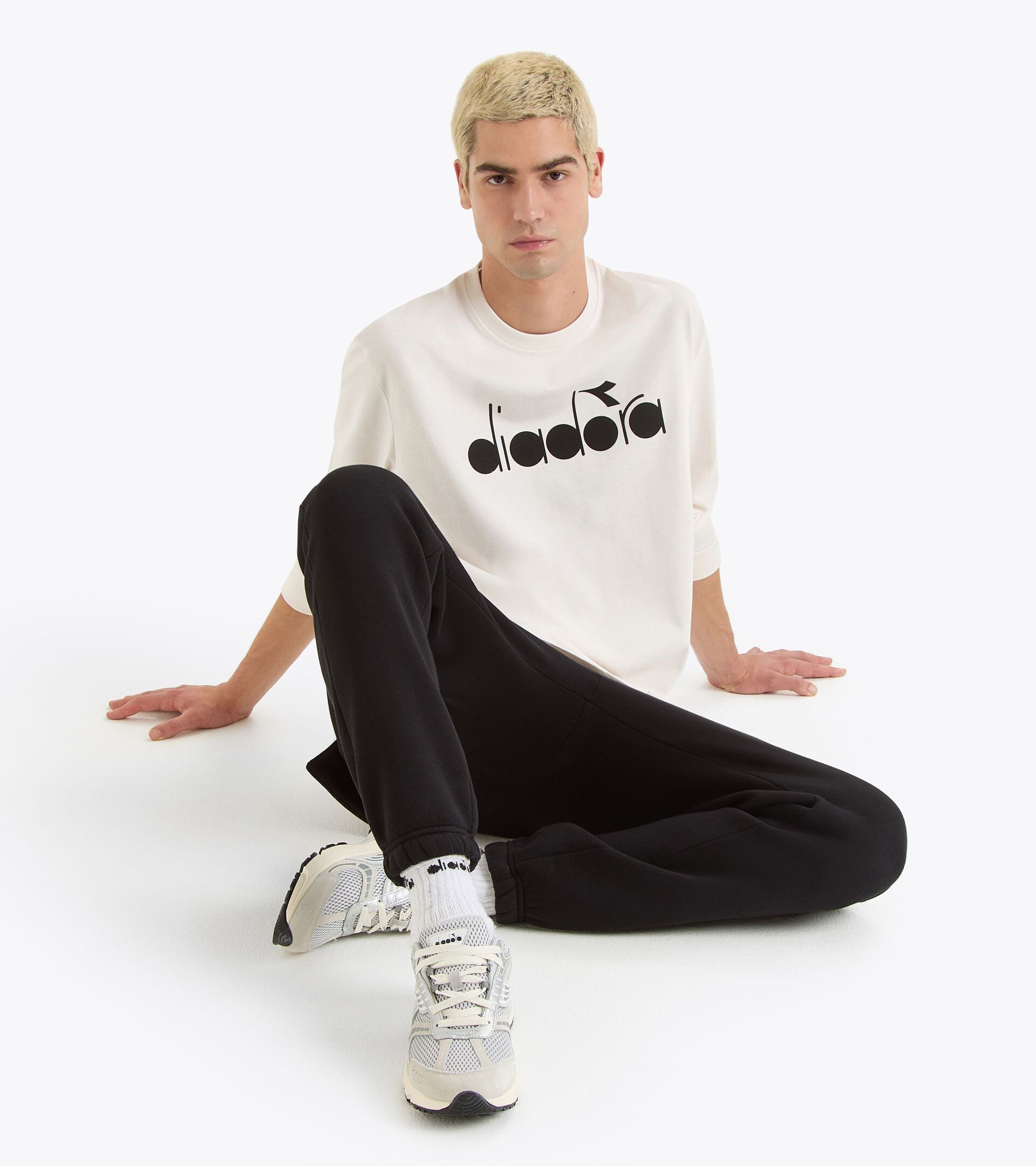 Camiseta deportiva de manga larga - Para todos los géneros
 T-SHIRT LS ROUTE ALYSSUM BLANCO - Diadora