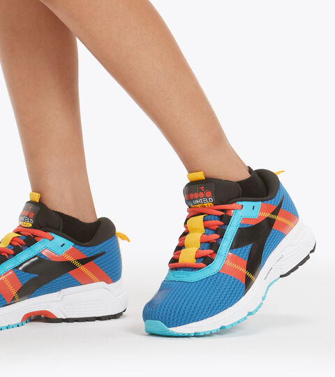 MYTHOS BLUSHIELD ELITE 4 Y, AZUL MIKONOS/NEGRO/ROJO FIESTA Footwear Sport BAMBINO MYTHOS BLUSHIELD ELITE 4 Y AZUL MIKONOS/NEGRO/ROJO FIESTA Diadora