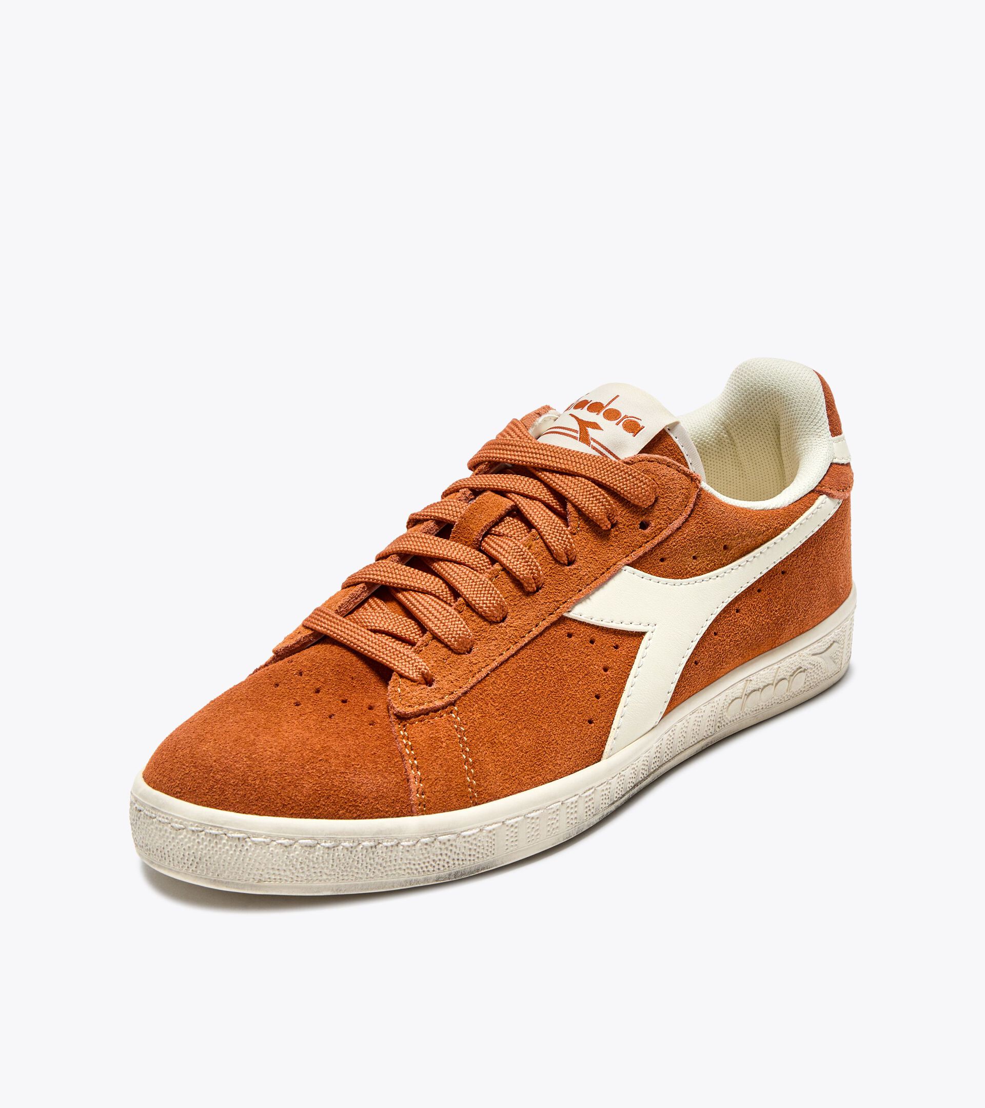 Sporty sneakers - All-Gender GAME L LOW SUEDE WAXED CORAL GOLD - Diadora