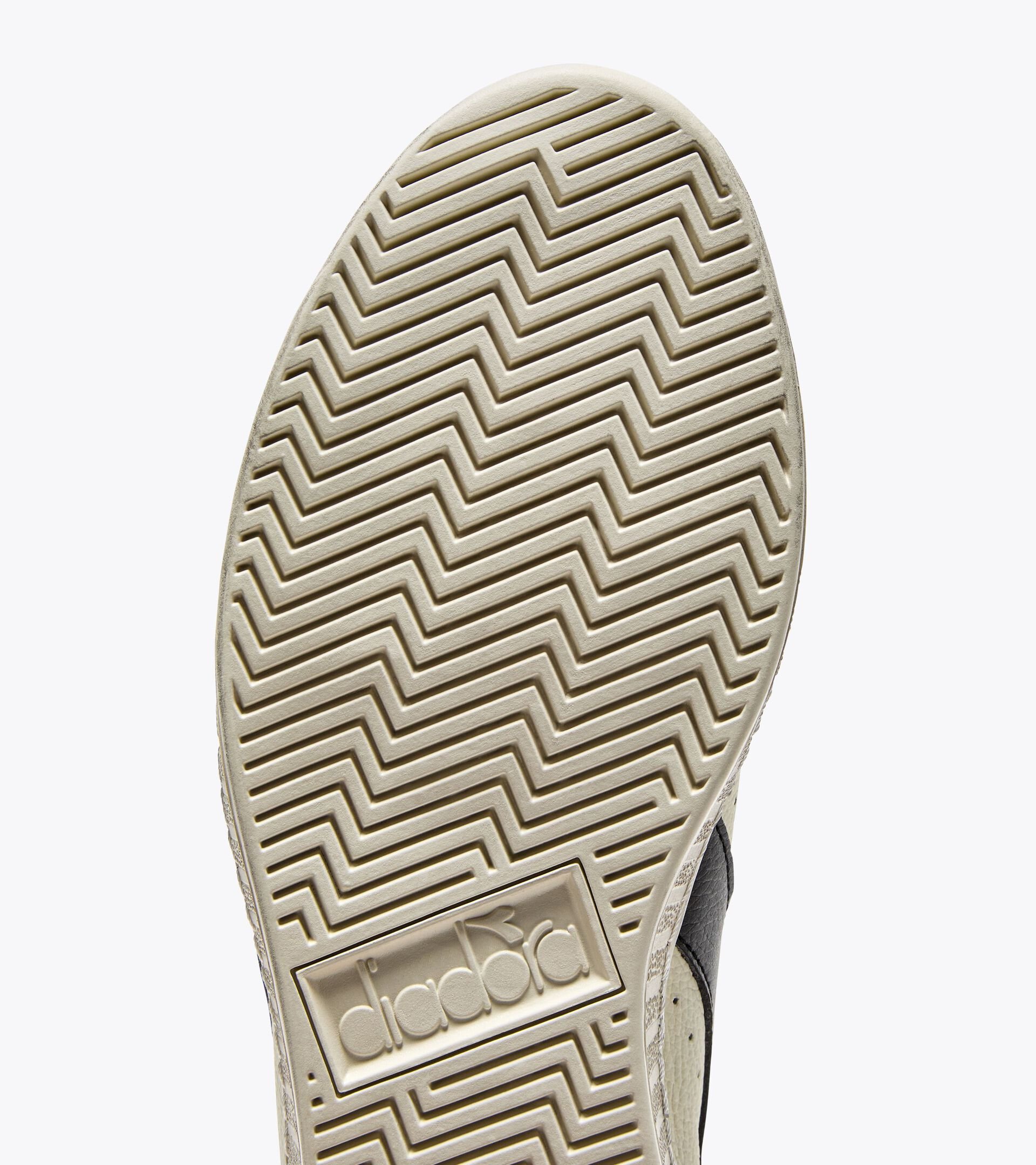Sporty sneakers - All-Gender GAME L HIGH WAXED WHITE/BLACK - Diadora