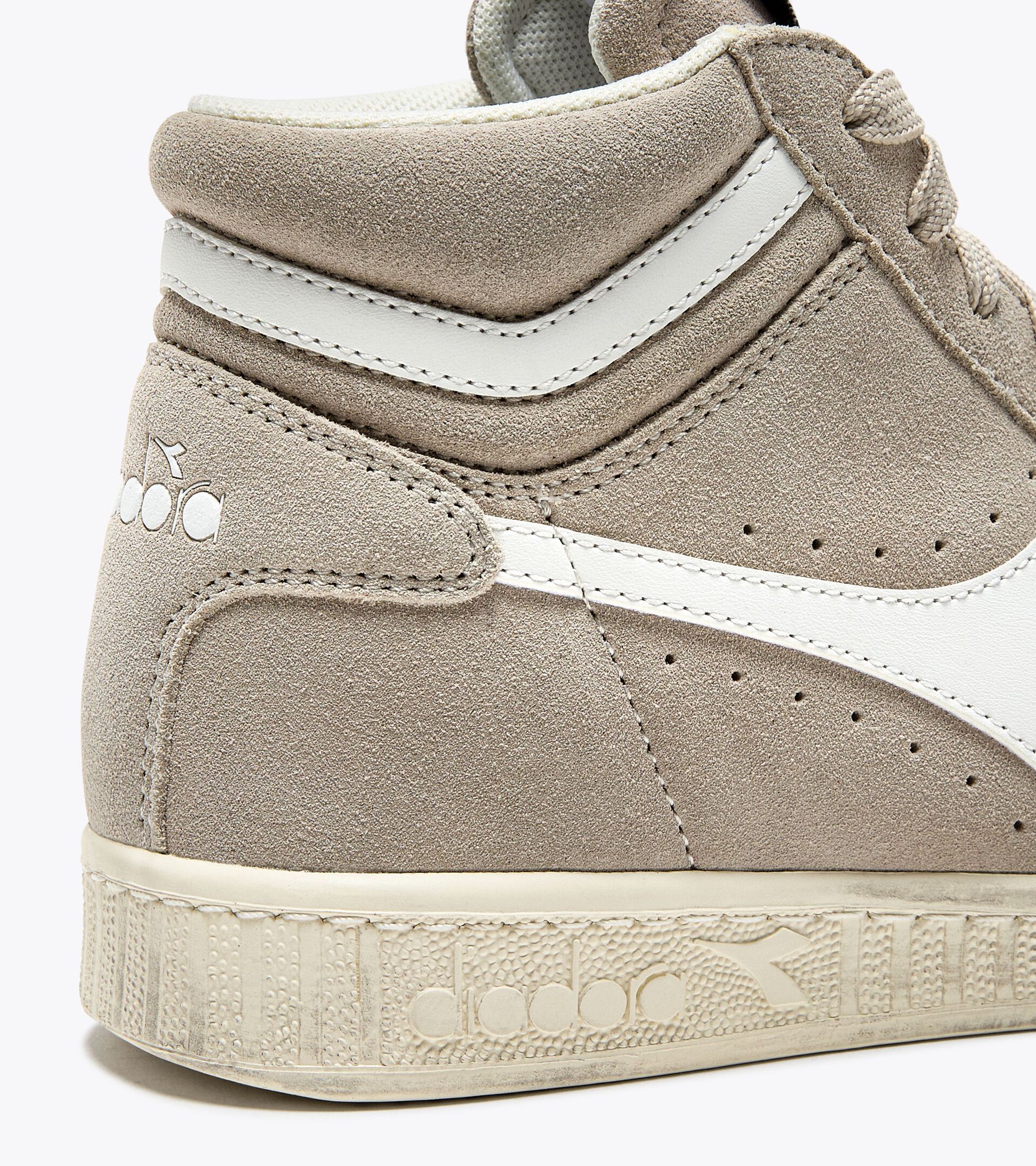 Sporty sneakers - All-Gender GAME L HIGH SUEDE WAXED GRAY SILVER - Diadora