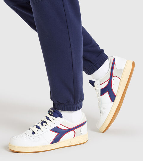 MAGIC BASKET LOW ICONA, BLANC/BLEU CREPUSCULE Chaussures de sport - Unisexe MAGIC BASKET LOW ICONA BLANC/BLEU CREPUSCULE - Diadora