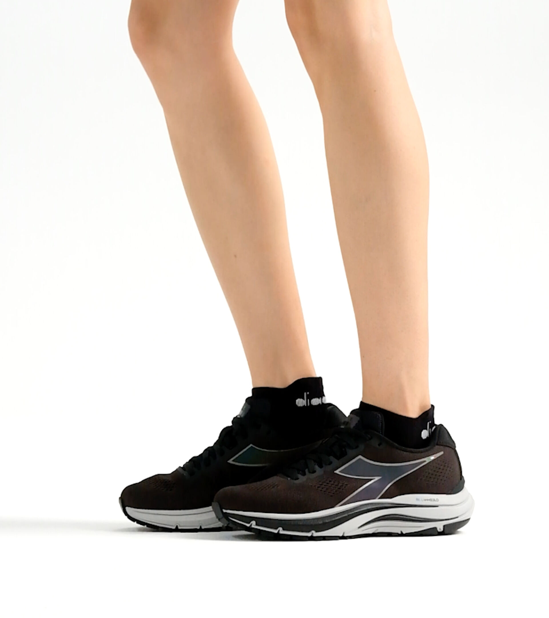 Running shoes - Women MYTHOS BLUSHIELD 7 VORTICE HIP W BLACK/SILVER - Diadora