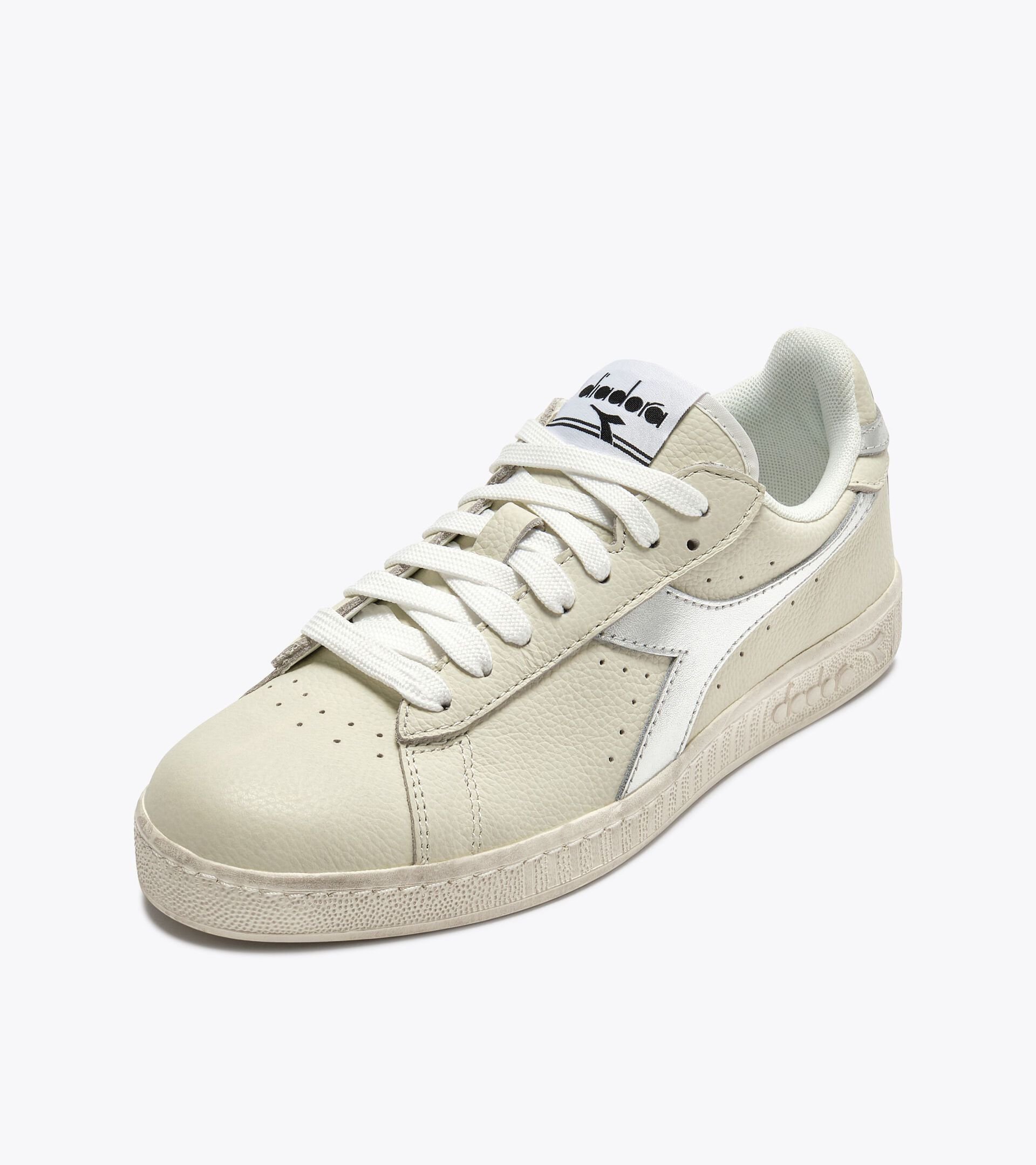 Zapatilla deportiva de piel - Mujer 
 GAME L LOW WAXED METAL WN BLANCO/PLATA  (C6103) - Diadora