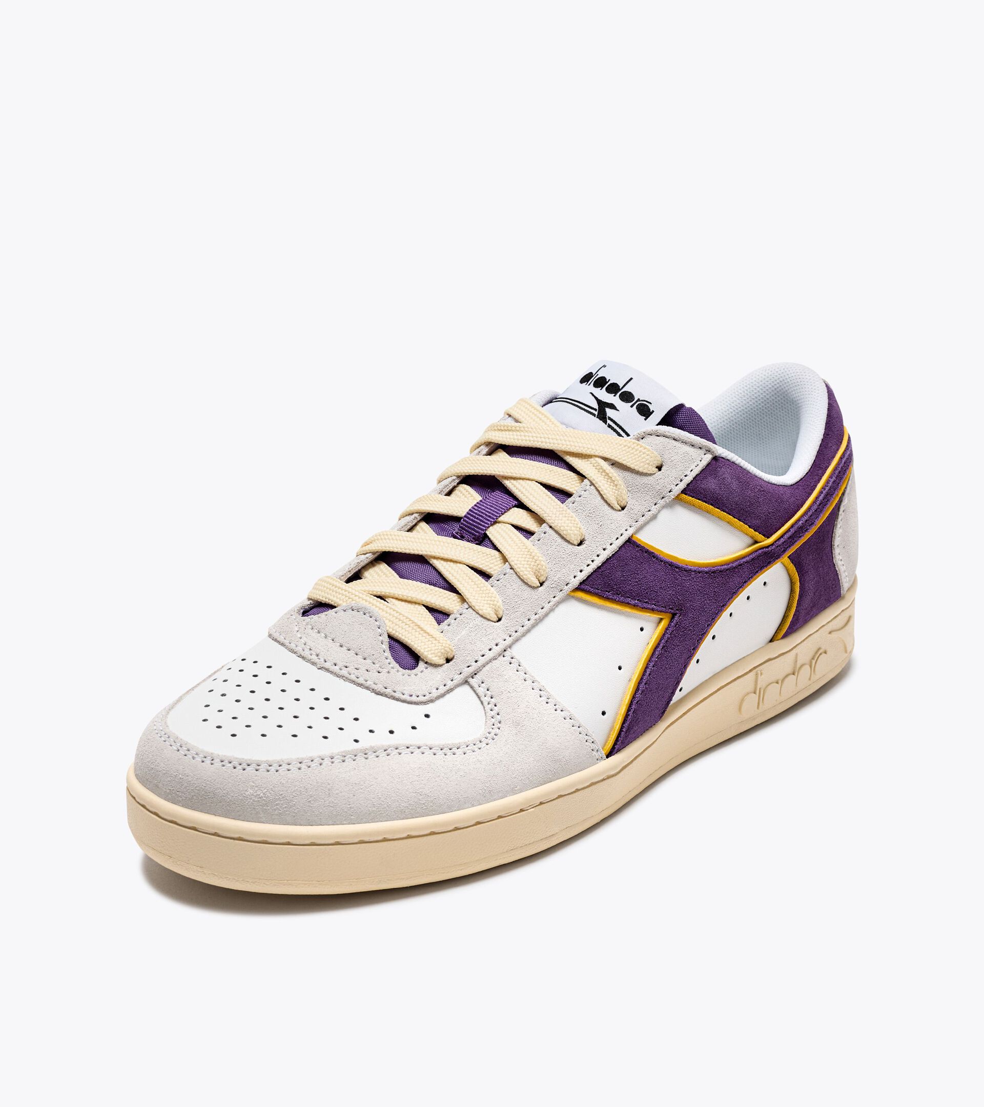 Sporty sneakers - All-Gender MAGIC BASKET LOW SUEDE LEATHER WHITE/DEEP LAVANDER VIOLET - Diadora