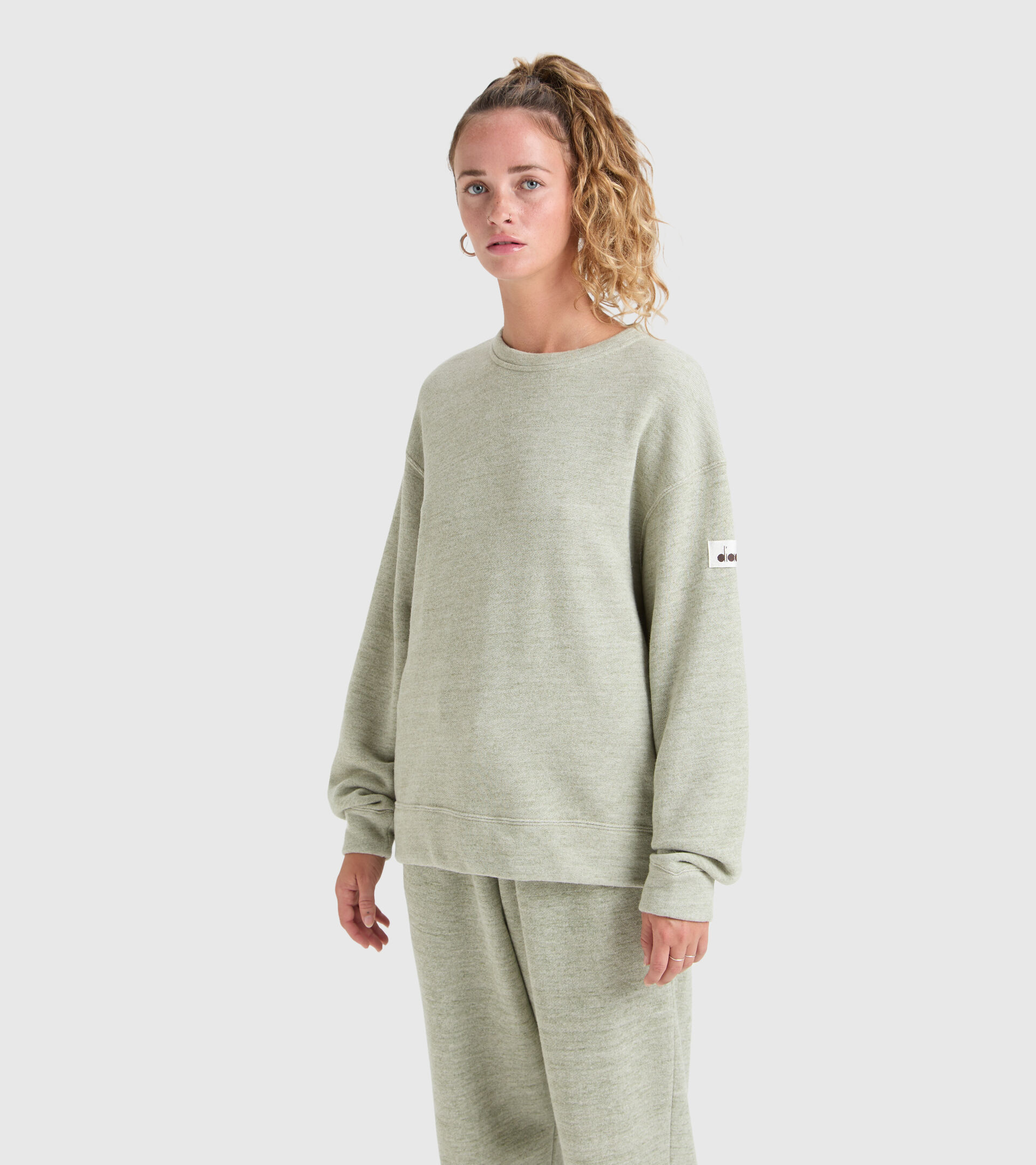 Sweat de sport ras du cou - Unisexe SWEATSHIRT CREW MANIFESTO 2030 MELANGE VERT DESERT SAUGE - Diadora