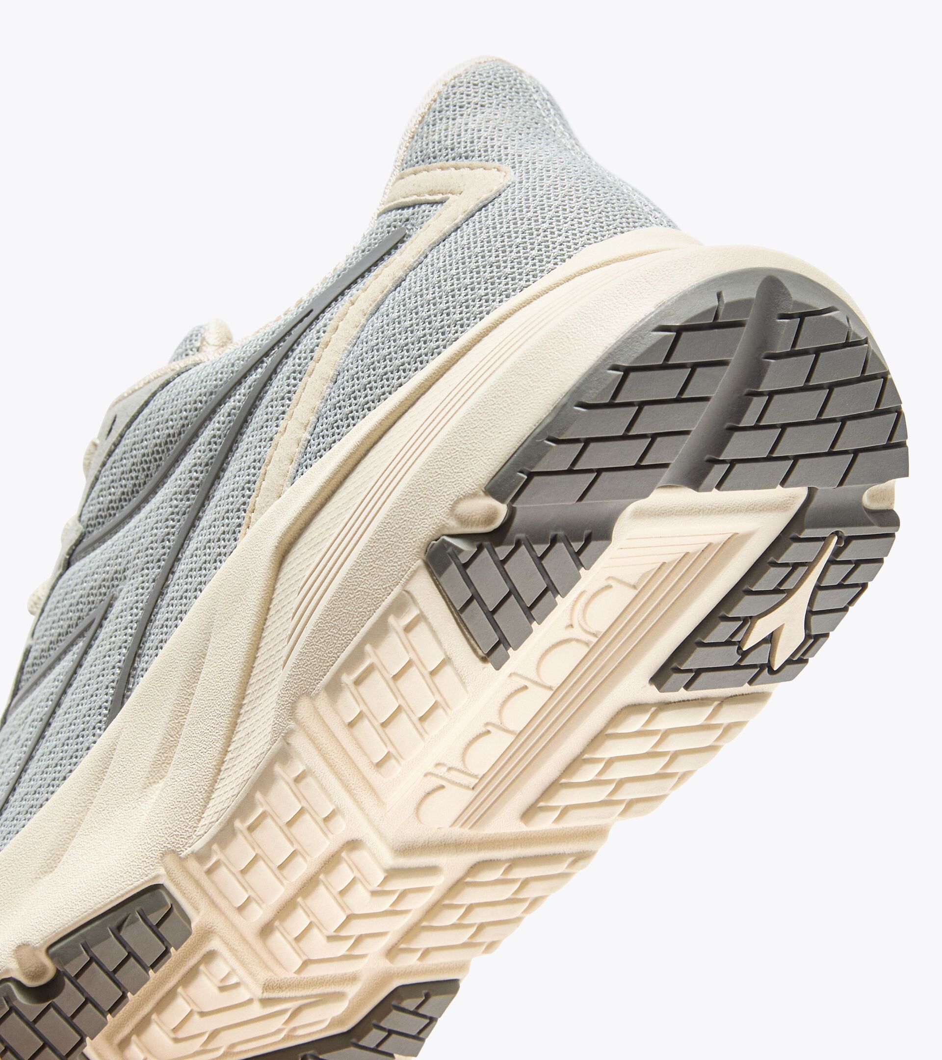 Zapatilla para caminar - Mujer
 PASSO 4 W PLATA DD/BLANCA MURMURAR - Diadora