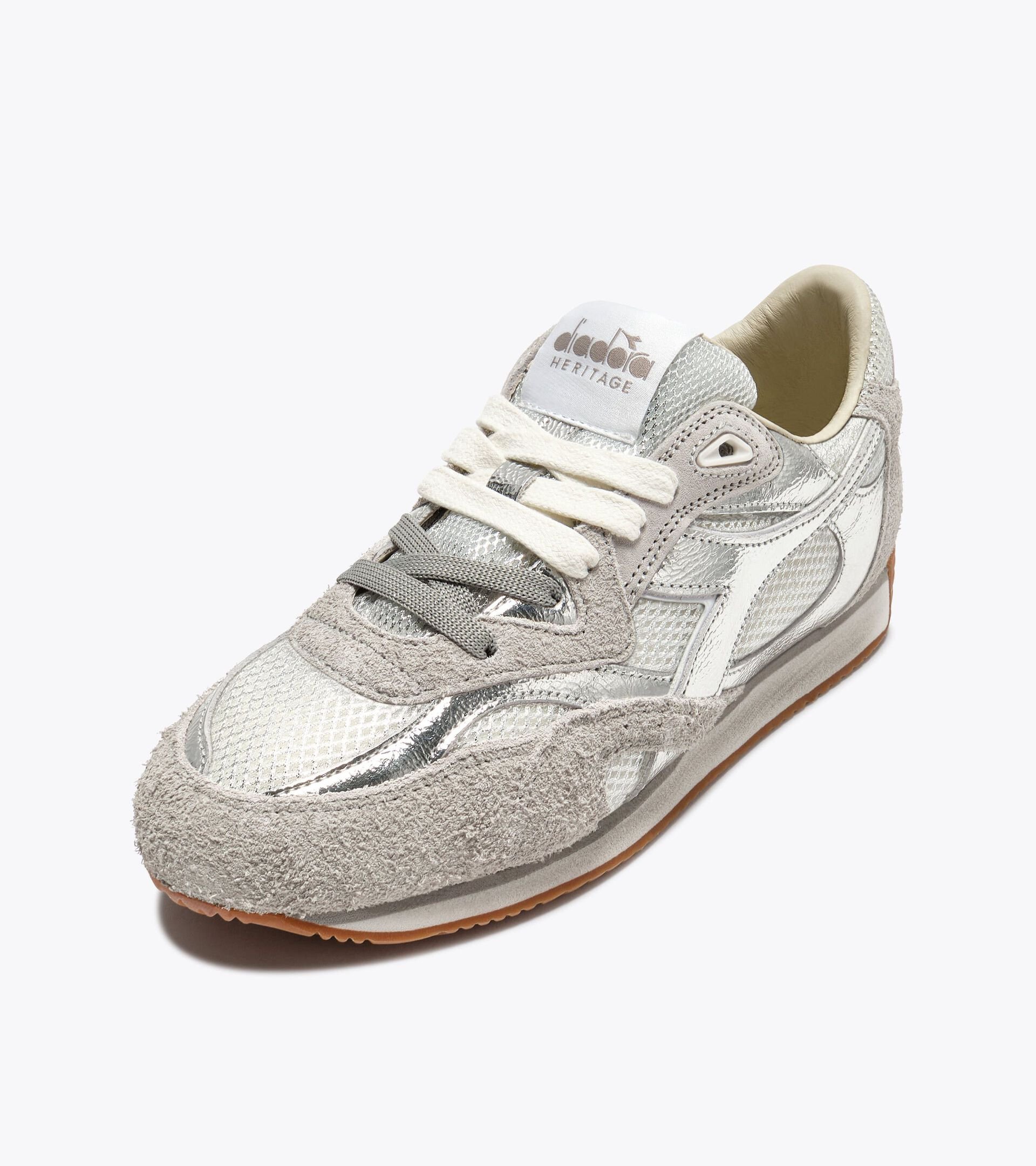 Zapatilla Heritage de ante - Para todos los g&eacute;neros
 EQUIPE REVENGE IRIDE WN PLATA METALLIZE - Diadora