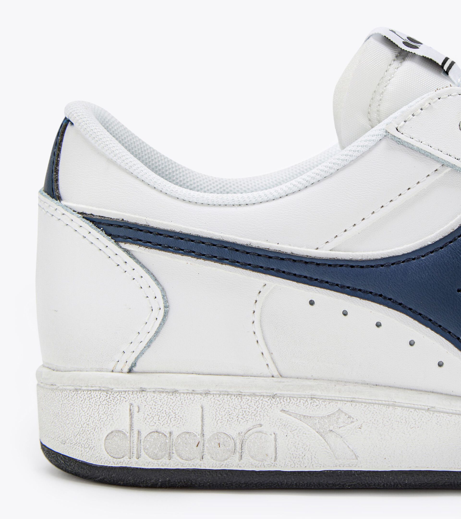 Sporty sneakers - Unisex MAGIC BASKET LOW ICONA WHITE /BLUE CASPIAN SEA - Diadora