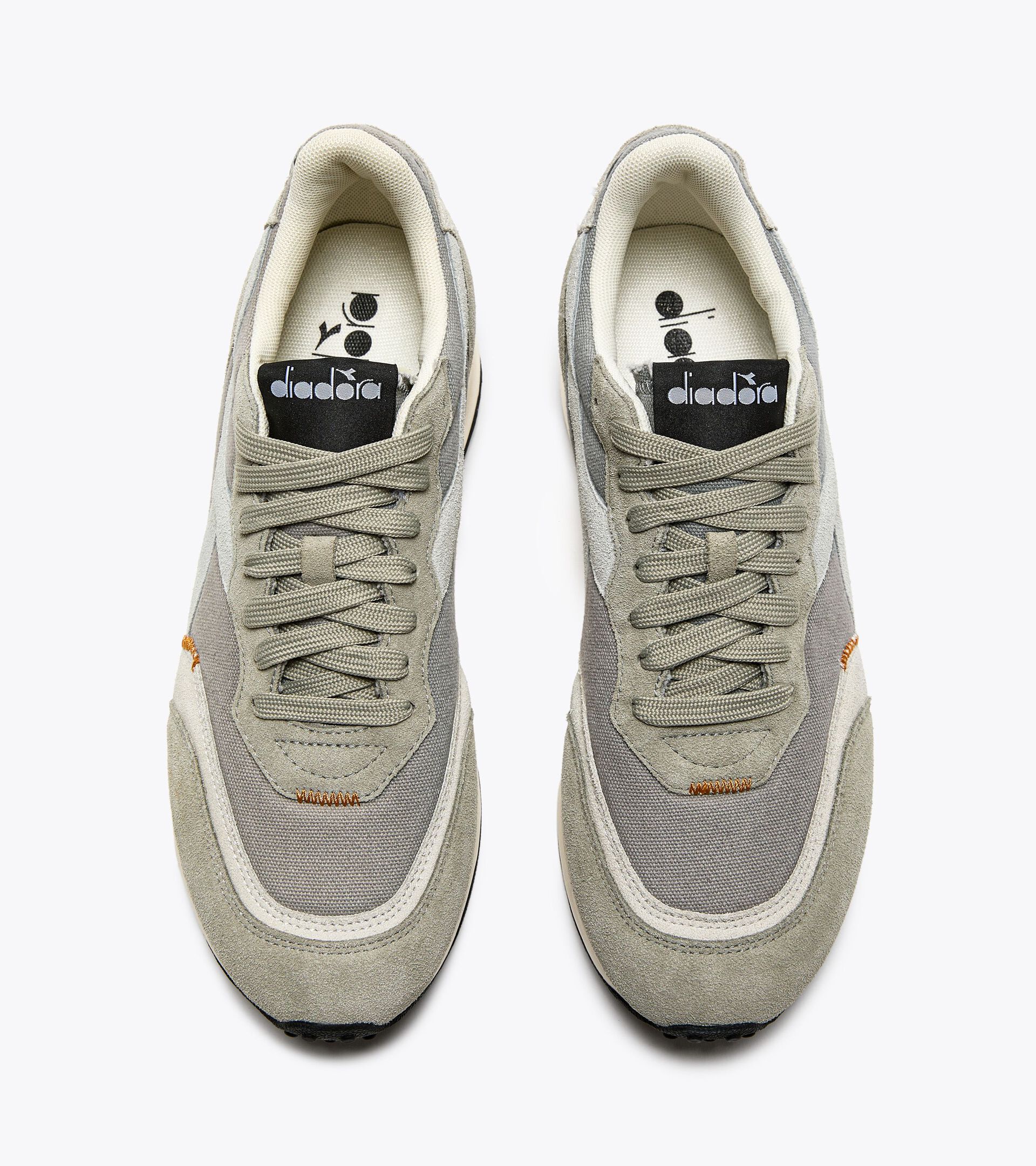 Sporty sneakers - Gender neutral RACE SUEDE SW CRYSTAL GREY/EBONY - Diadora