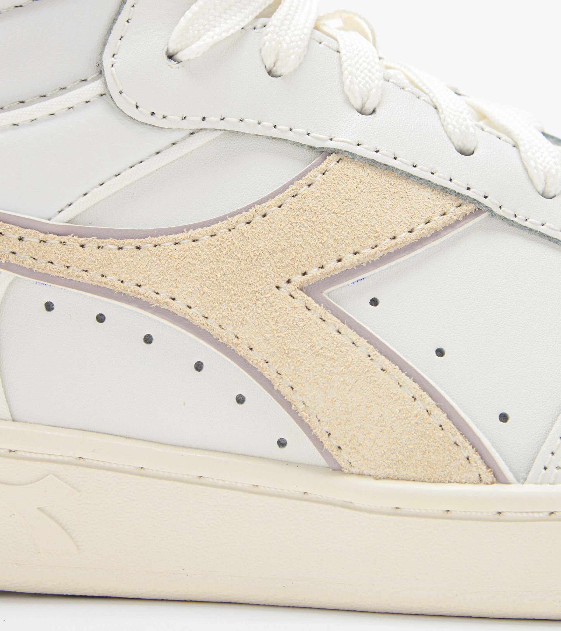 Sports shoes - Women
 MAGIC BASKET DEMI LEATHER WN WHITE/LILAC MARBLE - Diadora