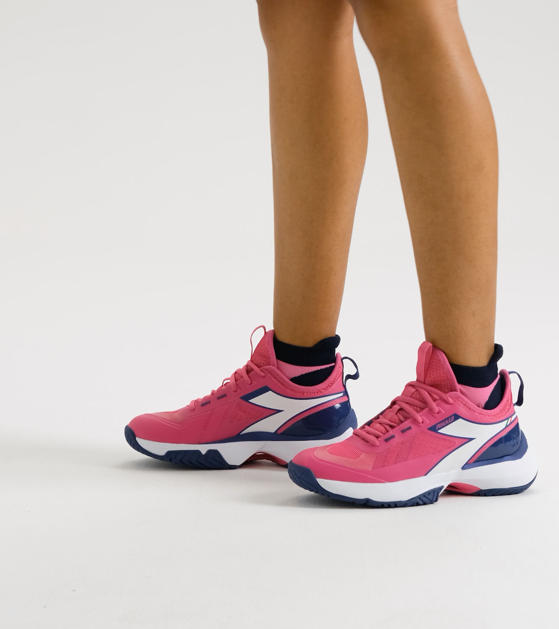 Tennis shoes for hard surfaces or clay courts - Women FINALE W AG PINK YARROW/WHITE/BLUEPRINT - Diadora