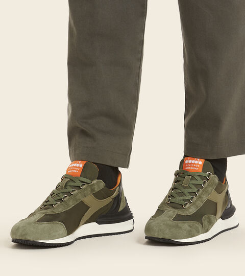 EQUIPE MAD ITALIA NUBUCK SW, OLIVINE Chaussures Heritage Made in Italy - Unisexe EQUIPE MAD ITALIA NUBUCK SW OLIVINE - Diadora