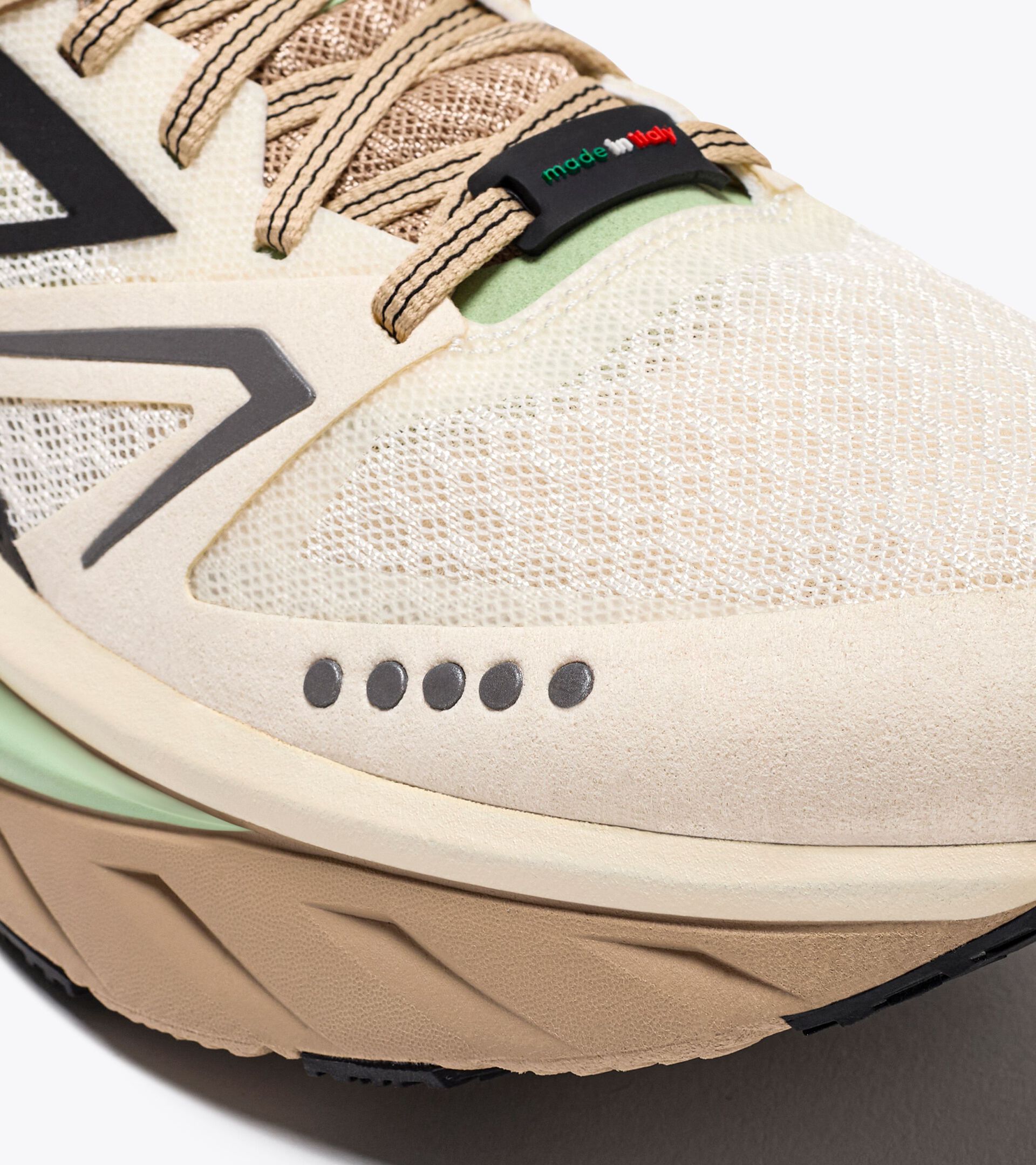 Made in Italy running shoe - Lightness and cushioning - All gender ATOMO V7000-2 WHISPER WHITE/IRISH CREAM - Diadora