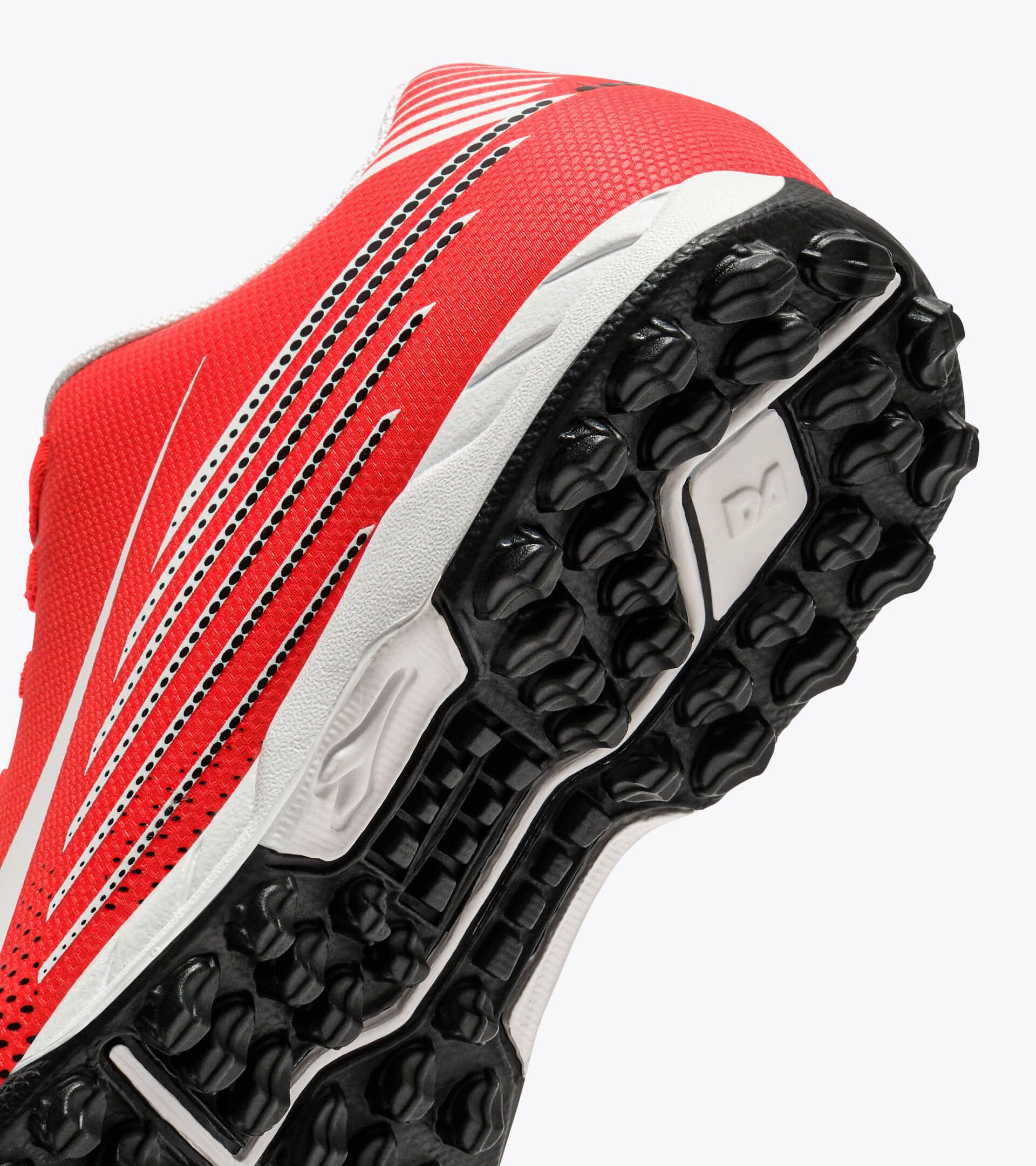 Chaussures de football pour terrains synth&eacute;tiques - Junior
 PICHICHI 8 TF JR FUO RED/WHITE/BLACK - Diadora