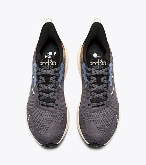 Chaussures de running - Homme - Réalisées avec des matières à impact réduit
 MYTHOS BLUSHIELD VOLO 4 2030 GRIS ACIER/NOIR - Diadora