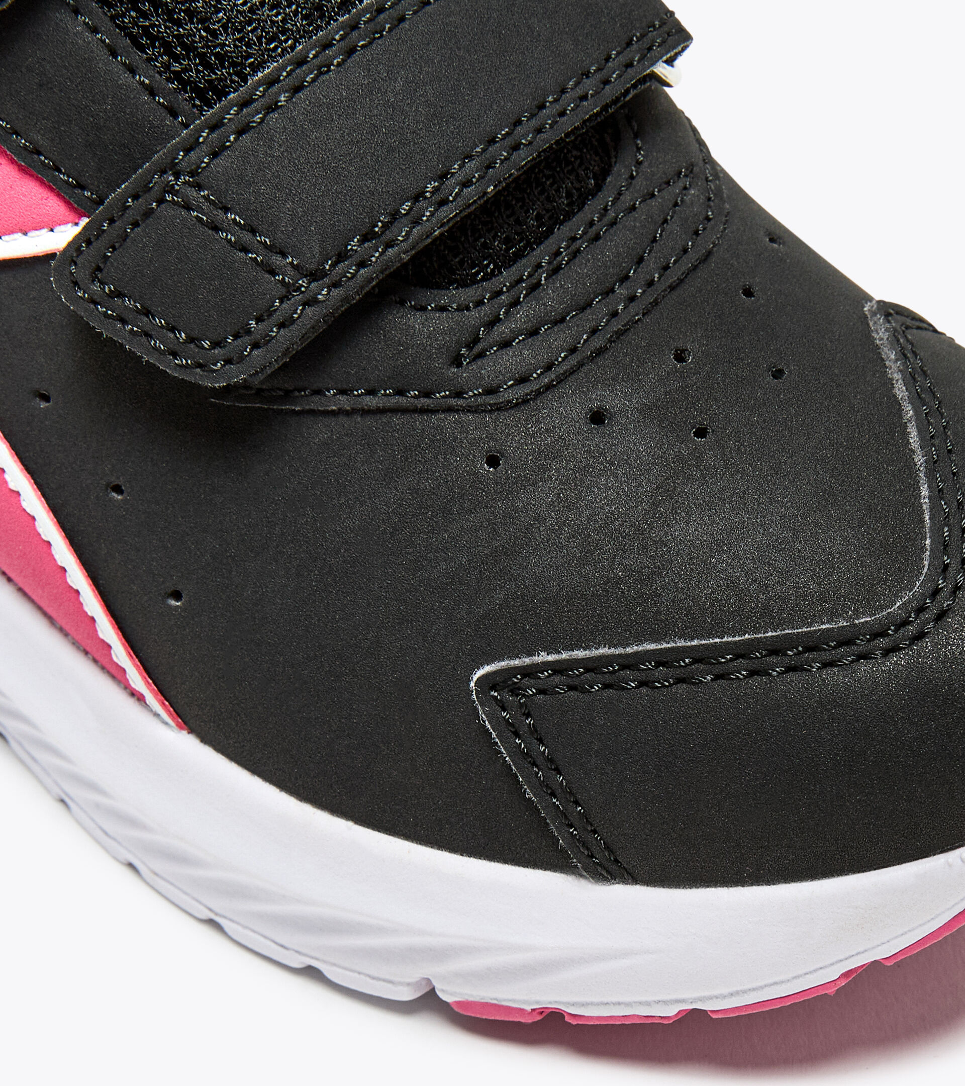 Zapatilla de running juvenil - Gender neutral FALCON 4 SL JR V BLACK/RASPBERRY SORBET - Diadora