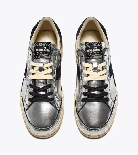 PRESTIGE METAL USED, PLATA Zapatilla Heritage de piel metalizada - Para todos los géneros
PRESTIGE METAL USED PLATA - Diadora
