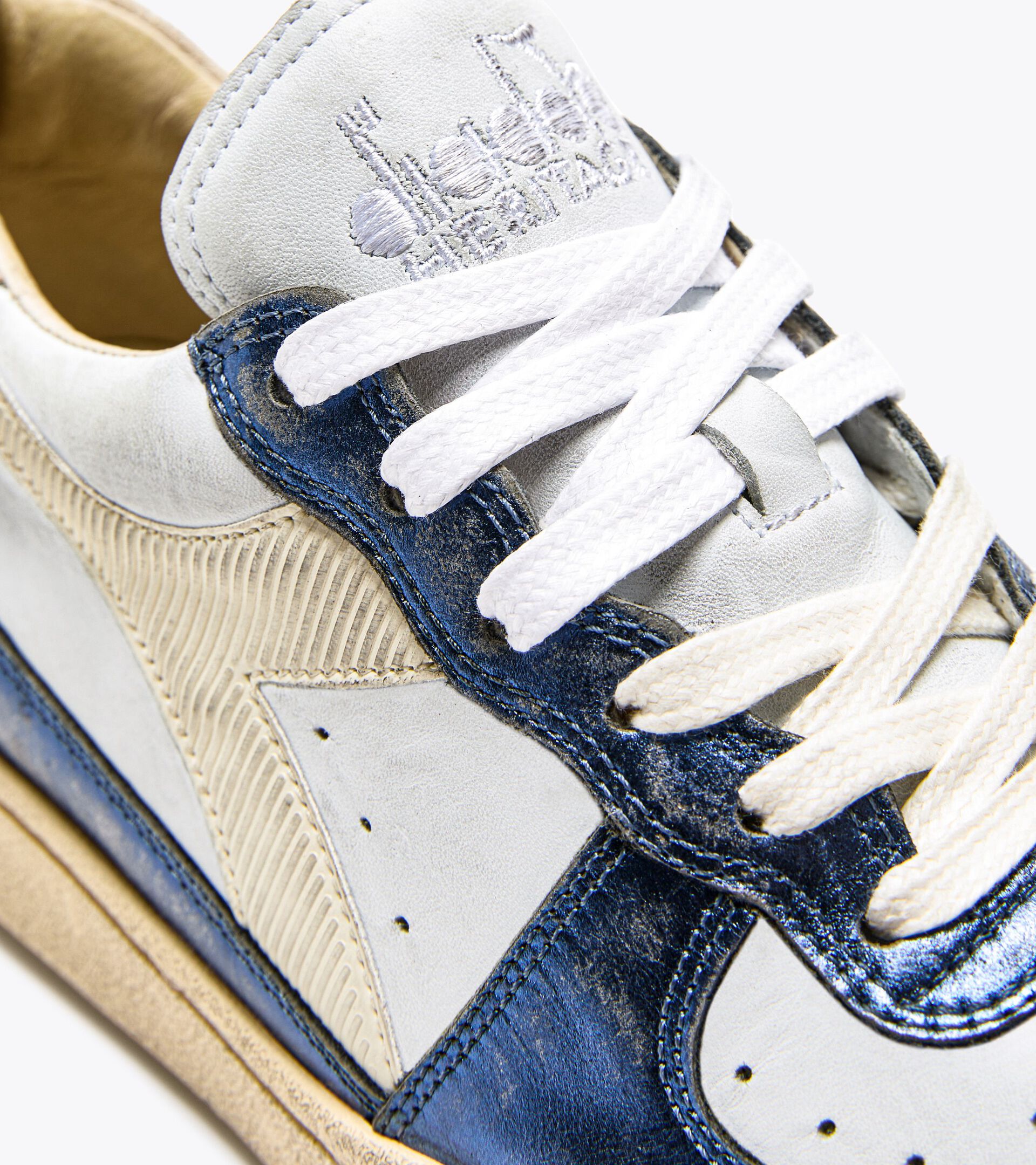 Heritage shoes - Gender neutral MI BASKET LOW METALLIC DIRTY WHITE/TWILIGHT BLUE - Diadora