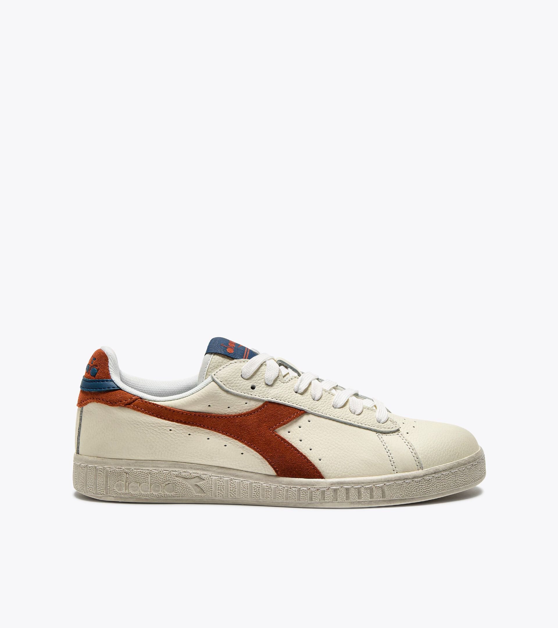 Sporty sneakers - All-Gender GAME L LOW WAXED SUEDE POP WHITE/RUST - Diadora