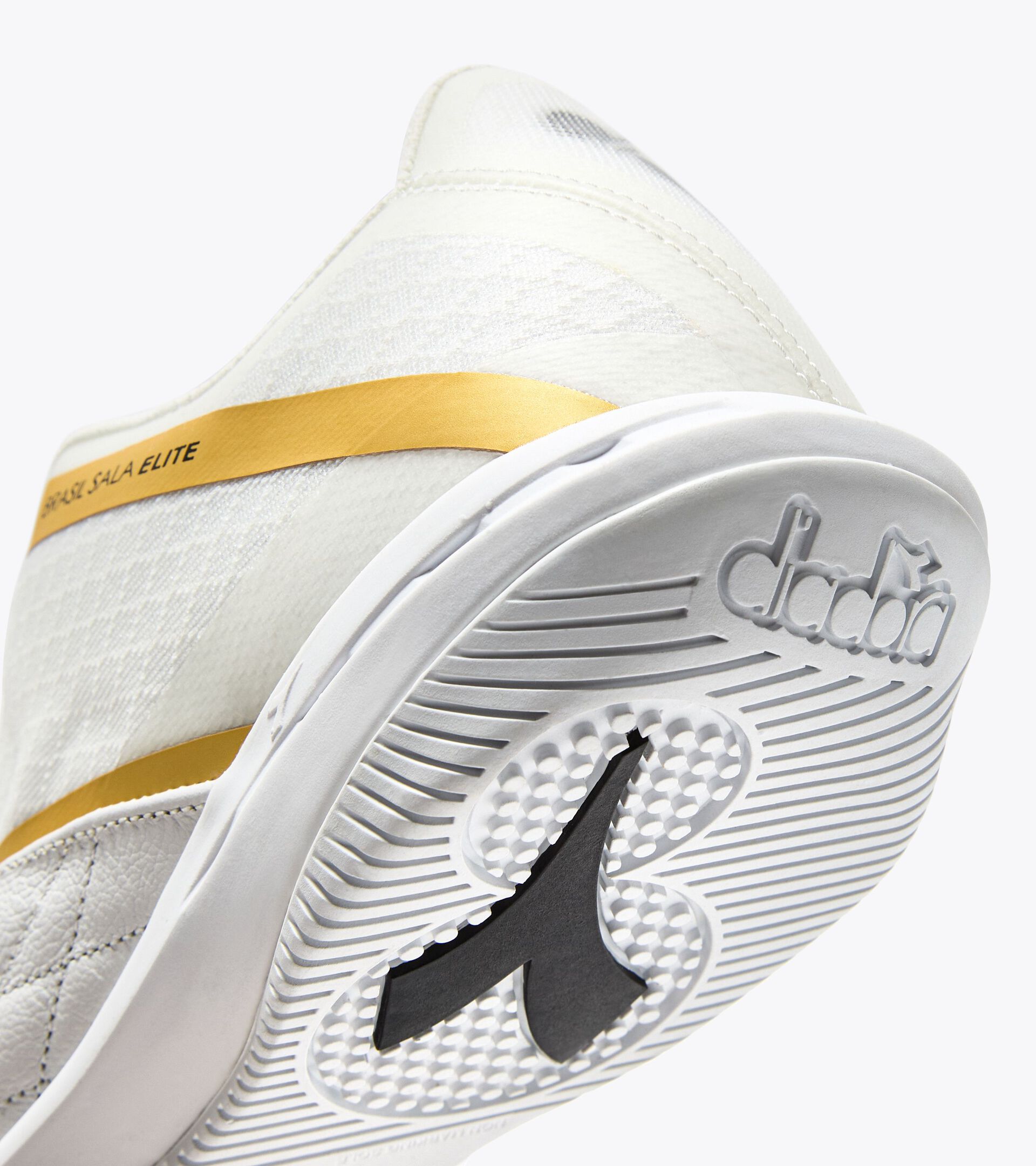 Bota de fútbol sala - Suela específica para superficies de interior o parqué - Hombre
 BRASIL SALA ELITE ID WHITE/BLACK/METALLIC GOLD - Diadora