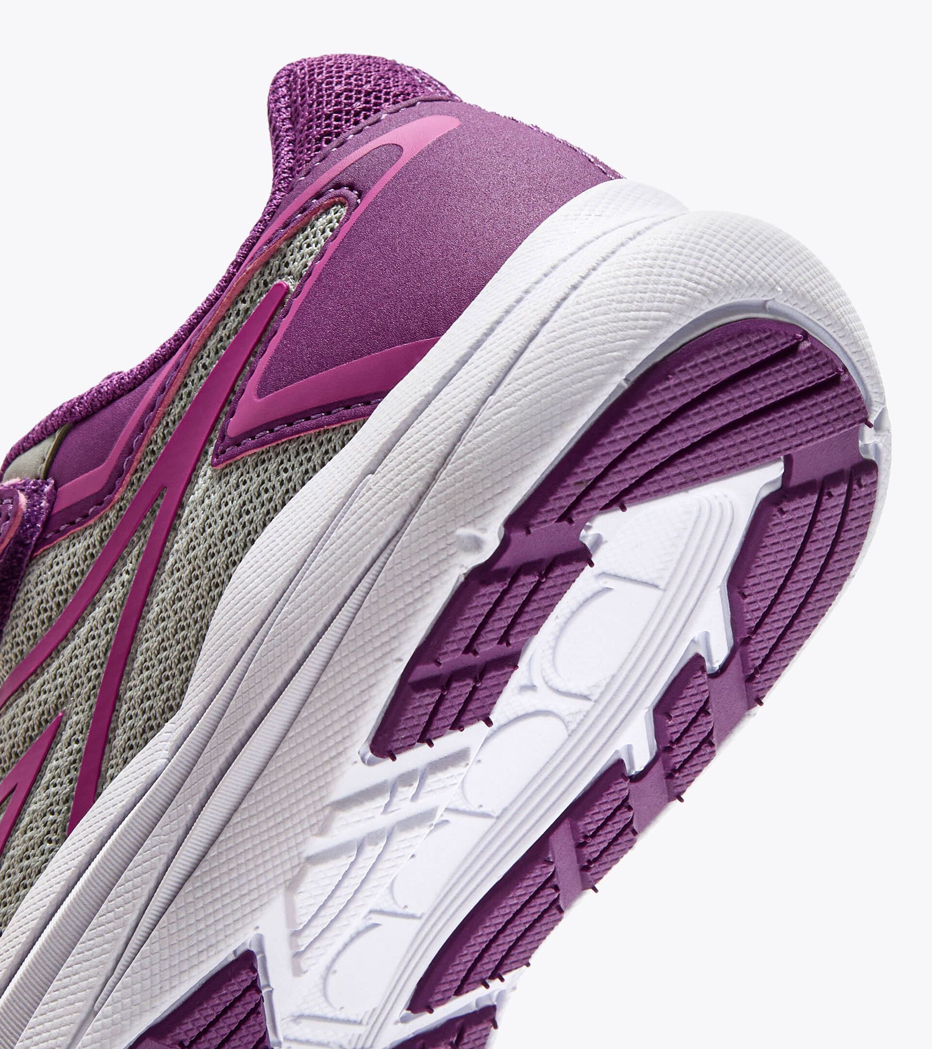 Running shoe - Double lacing system - Junior
SNIPE 3 JR SILVER DD/ROSE VIOLET - Diadora