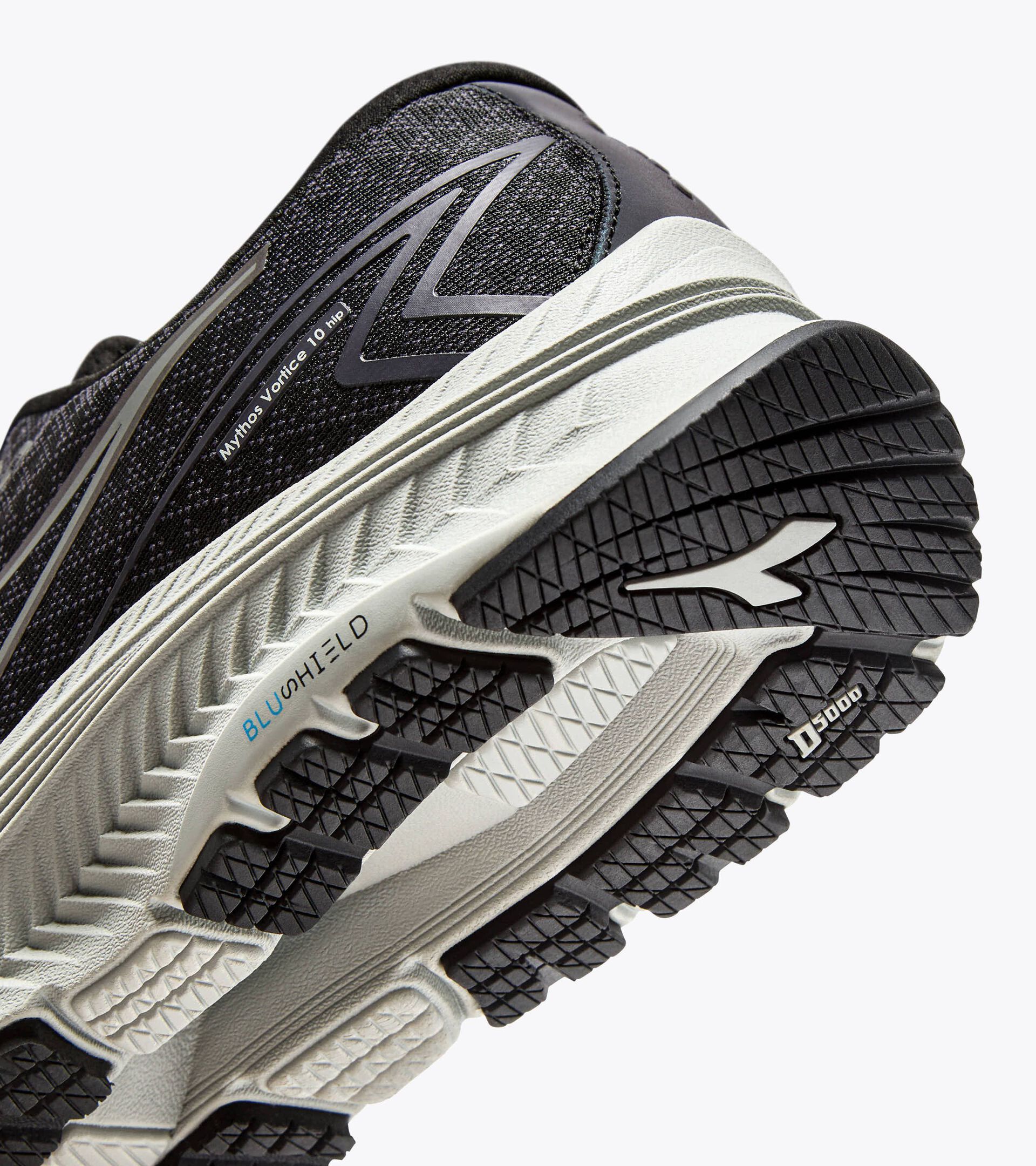 Running shoe with reflective details - Cushioning and protection - Men’s
MYTHOS BLUSHIELD 10 VORTICE HIP BLACK/SILVER - Diadora
