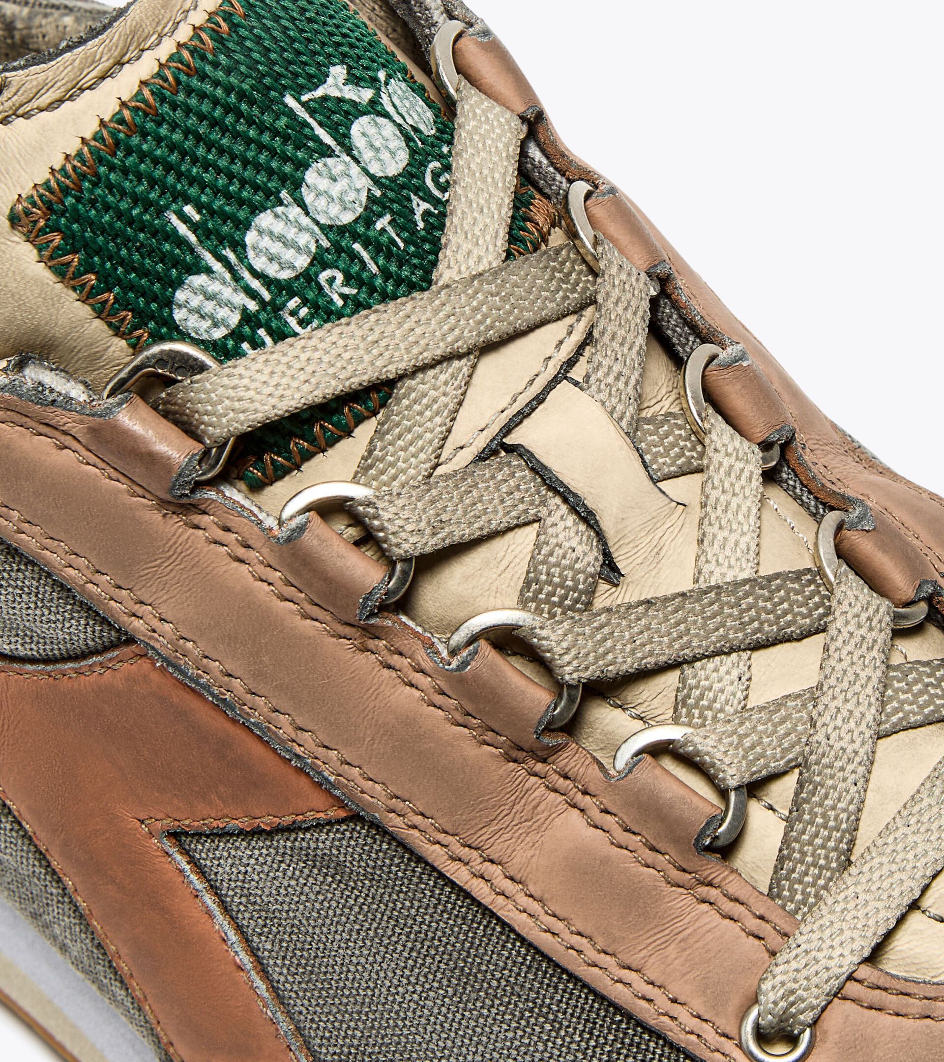 Zapatilla Heritage de piel - Para todos los géneros
 EQUIPE DIRTY SW EVO BEIGE BRILLANTE ALABASTRO - Diadora