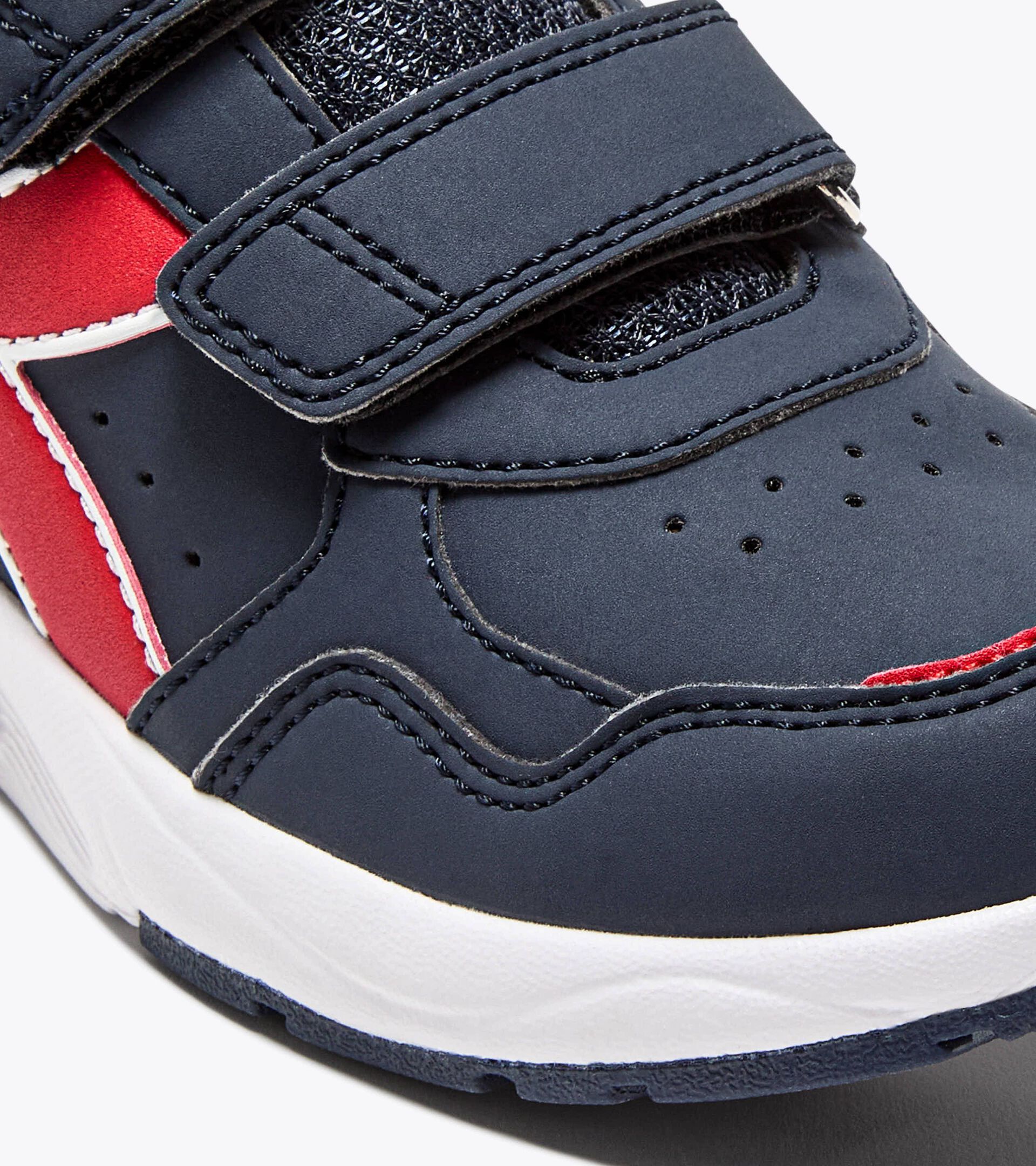 Junior running shoe - All-gender
FALCON 5 SL JR V BLUE CORSAIR/WHITE/FIERY RED - Diadora