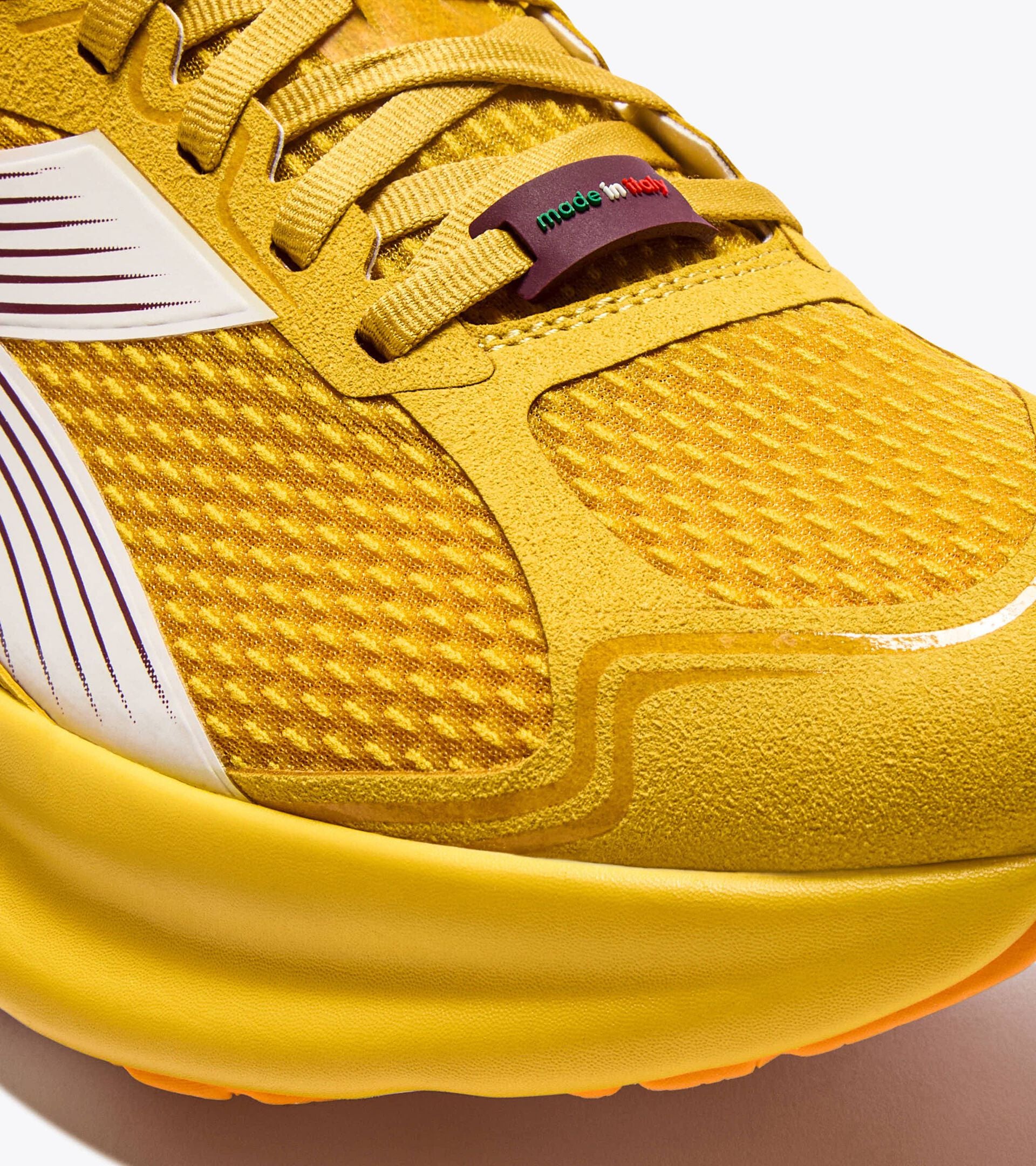 Zapatilla de running Made in Italy - Ligereza y amortiguaci&oacute;n - Para todos los g&eacute;neros ATOMO STAR MOSTAZA PICANTE/BLANCO - Diadora